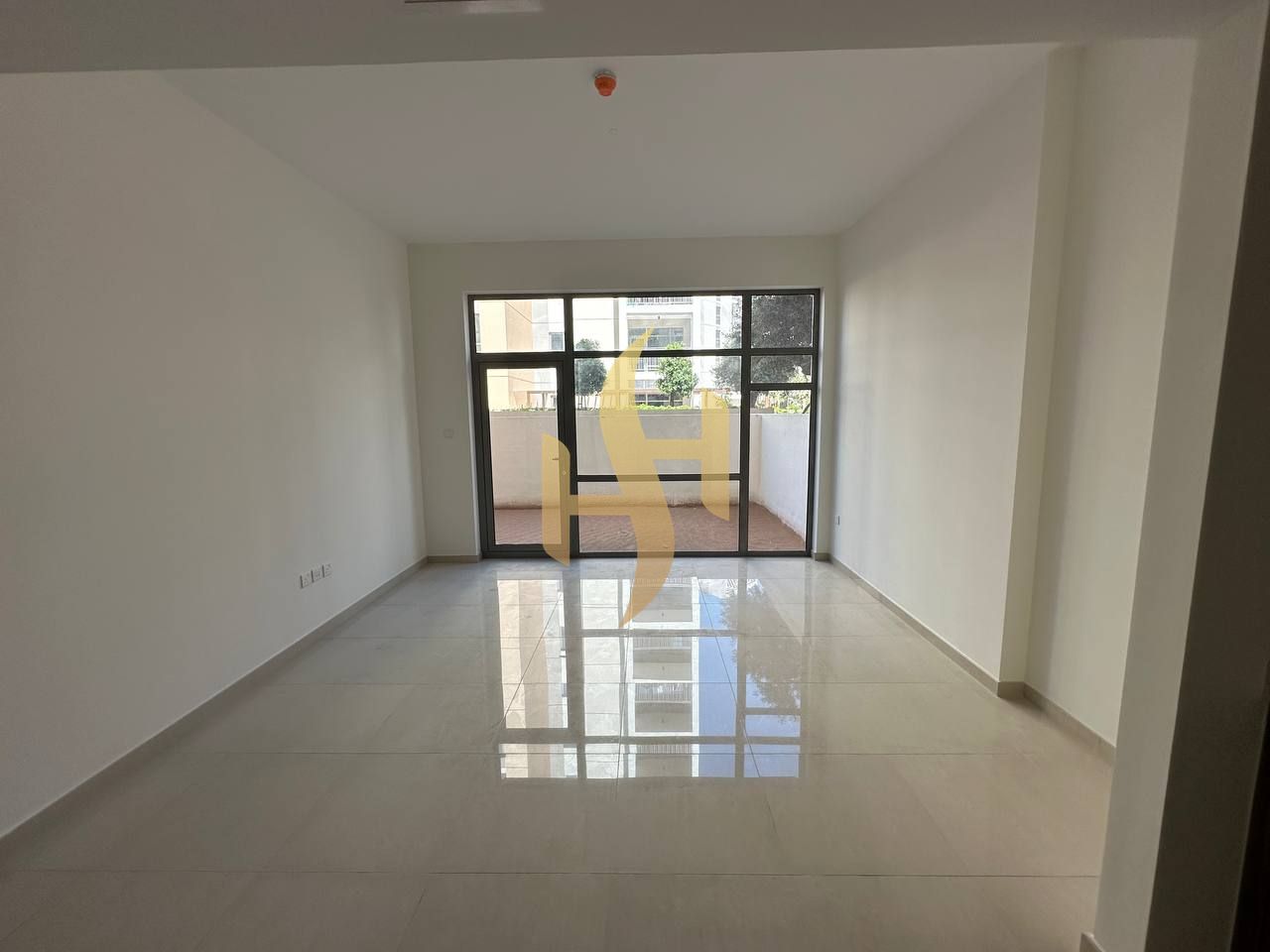 READY TO MOVE IN // SPACIOUS LAYOUT // PRIME LOCATION
