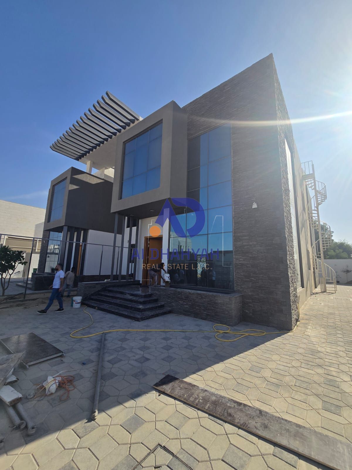 For Sale or Rent – Two Adjacent Villas with Elegant Classic Finishes – Hoshi Area Specifications of Each Villa: Each villa consists of a ground floor and a first floor, featuring spacious layouts and high-quality finishes. Ground Floor Includes: • M