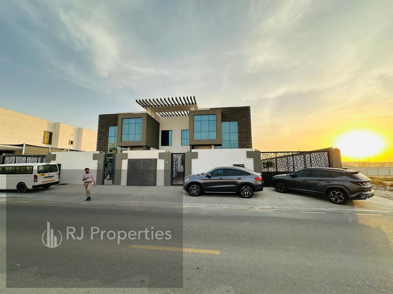 Very spacious luxury style 5bedroom villa with Maid Majlis room waderobe parking only jest 190k