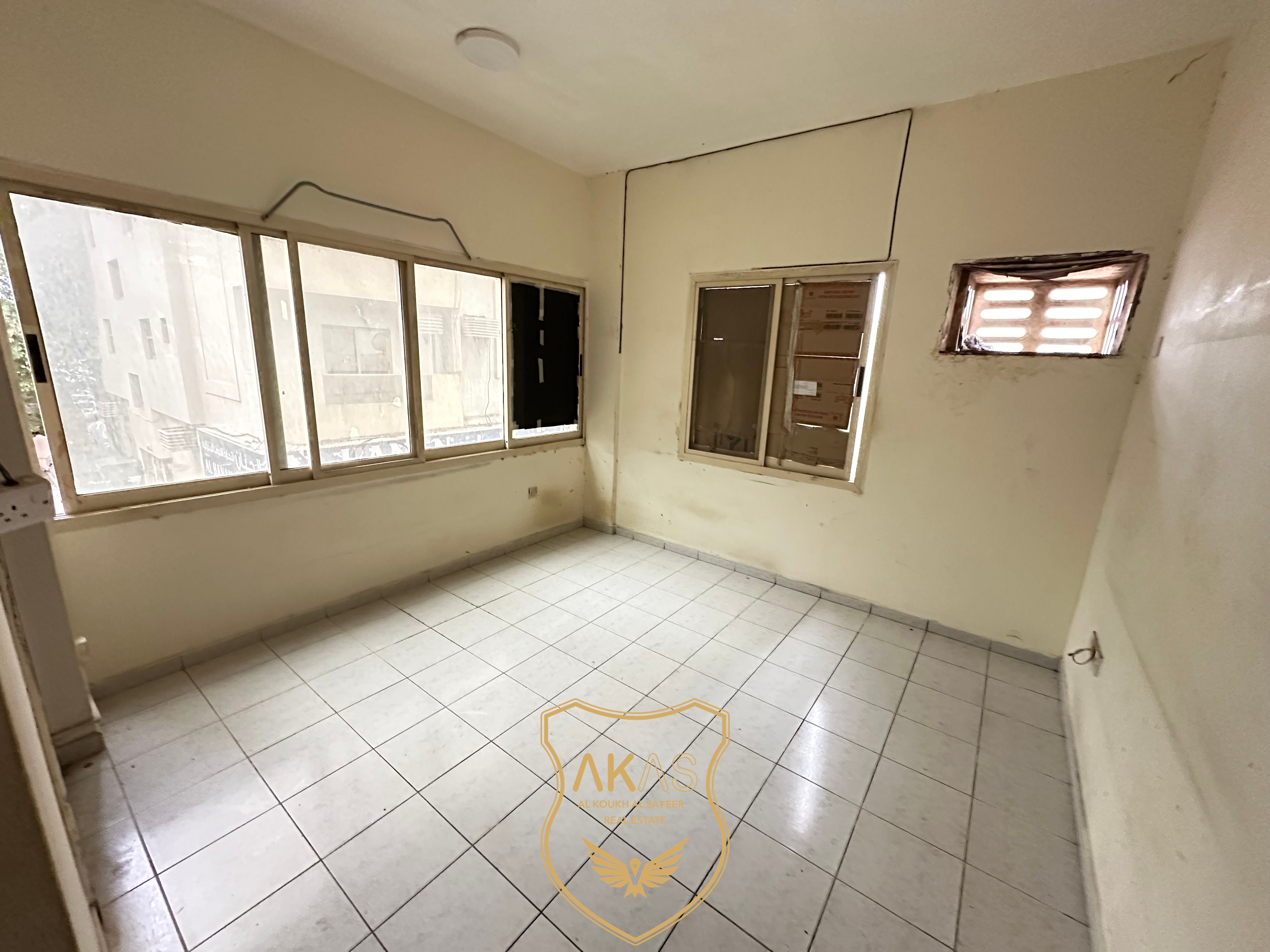 Well-Maintained Studio Apartment with Separate Kitchen