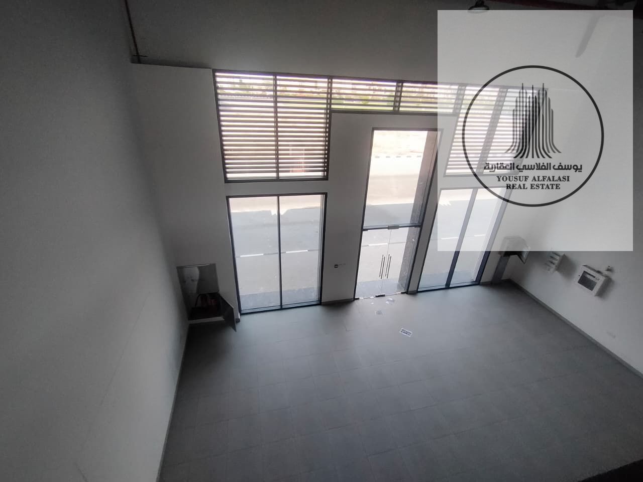 Showroom and warehouse for rent in Sharjah Industrial Area 18 - 4650 sq ft - 23 kW - Price AED 325,000 - 4 installments