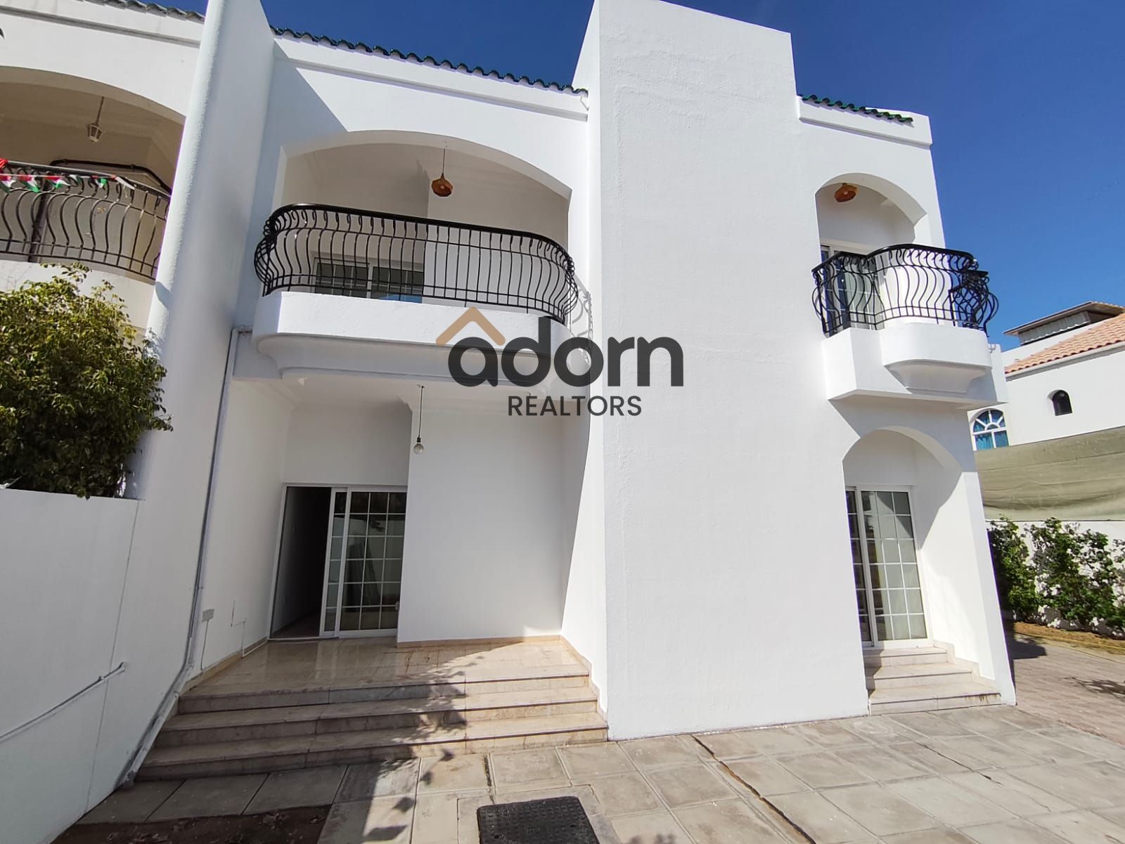 Luxury 5BR Villa in Jumeirah 2 with Burj View