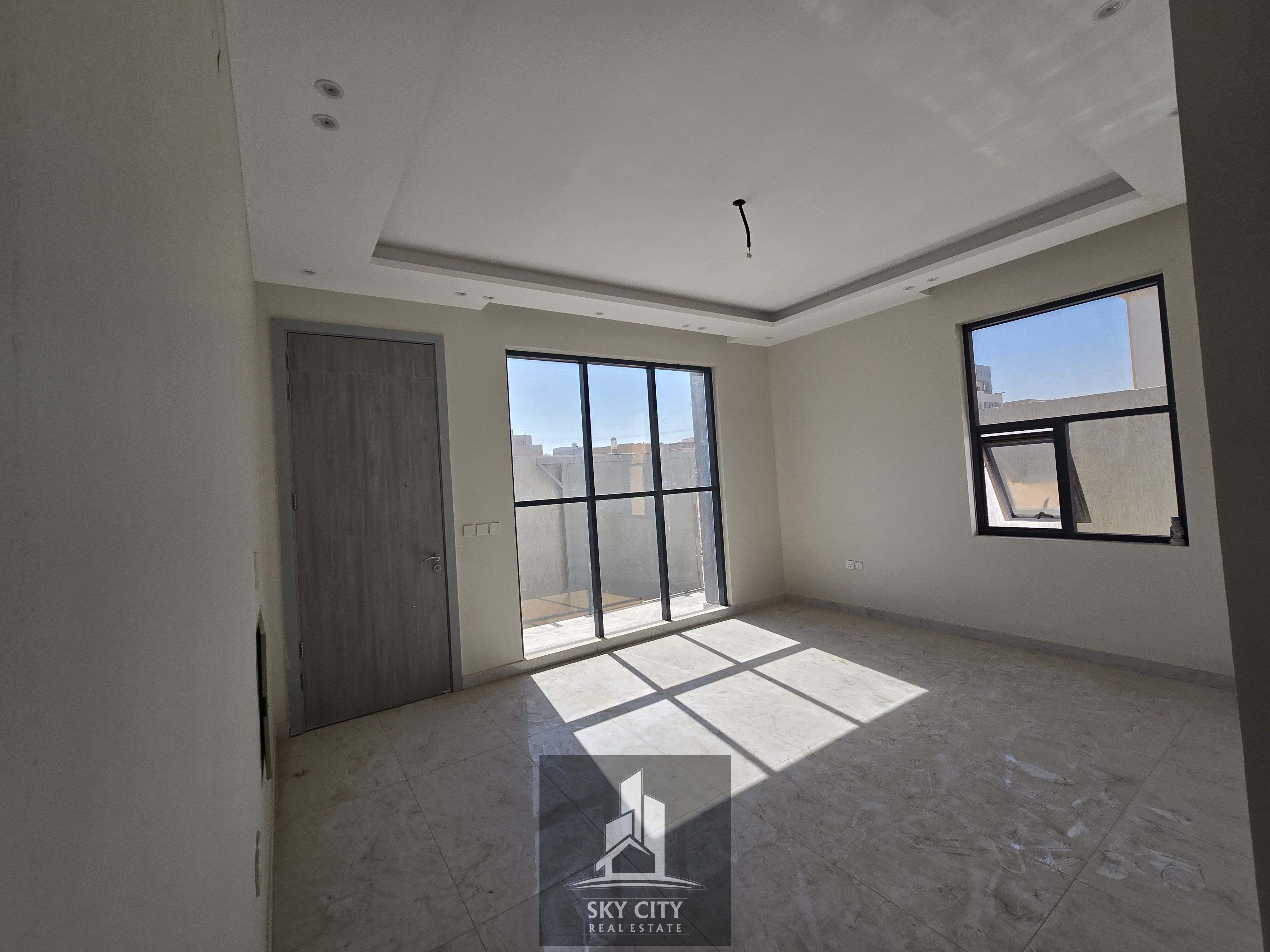 The lowest price in Al Yasmin, a 4-bedroom villa with personal finishing, opposite Rahmaniya Sharjah and behind Al Hamidiya Park, freehold ownership and without annual fees.