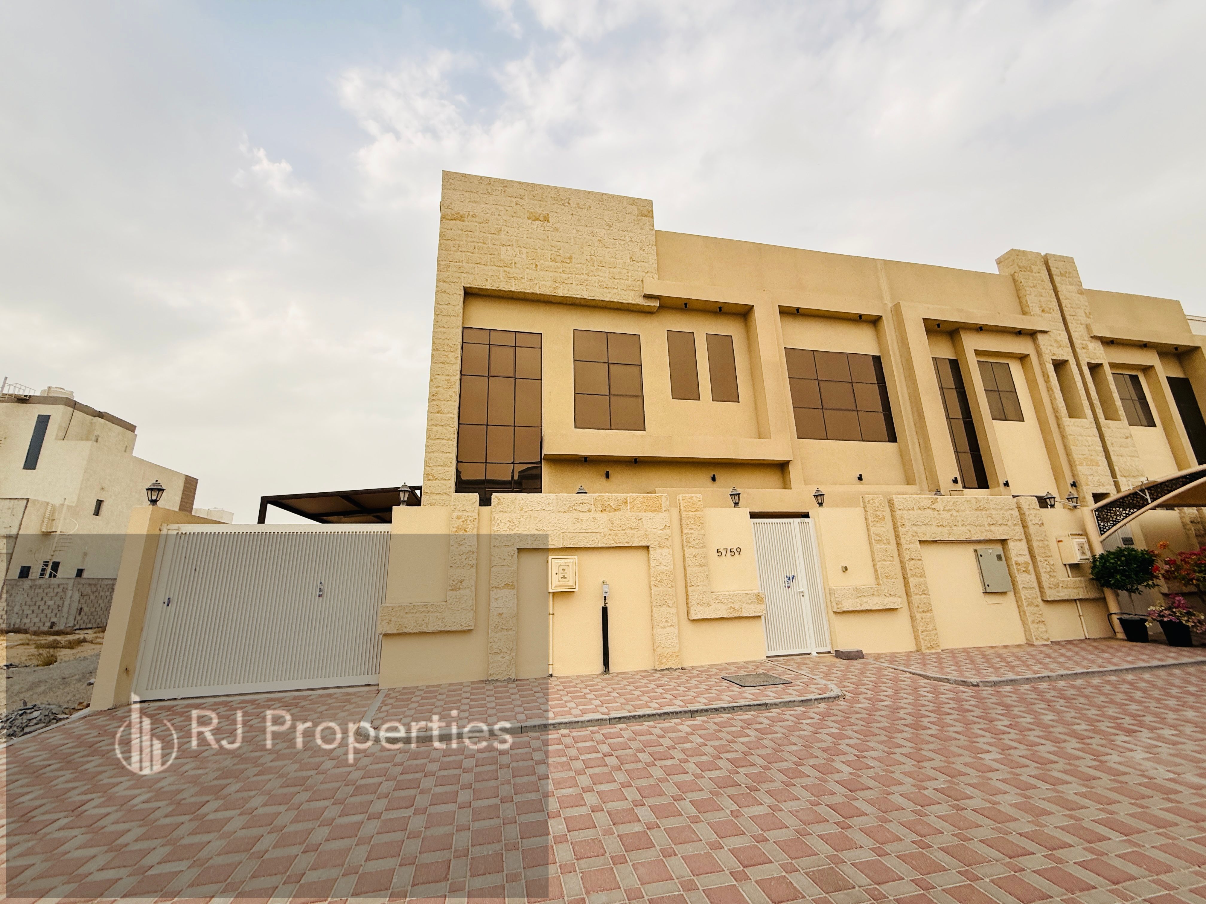LUXURY 4bed room villa with maid room just 140k