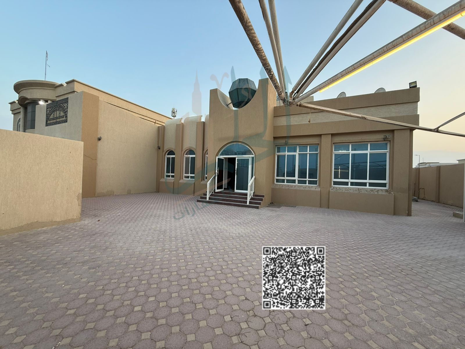 Luxurious villa for rent in Al Jurf – Ajman, exclusively for UAE Nationals . This spacious ground-floor villa offers 5 large bedrooms, a bright li