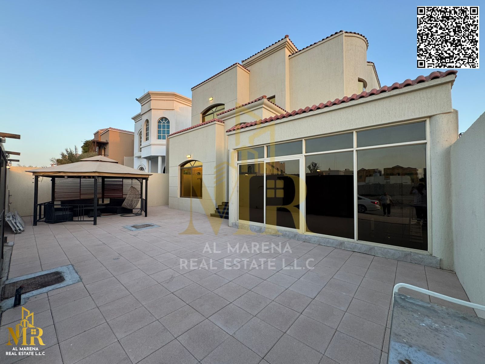 Villa next to the mosque on a street and lane, 5,000 sq ft, 5 master bedrooms, prime location, price includes electricity, water, and AC units