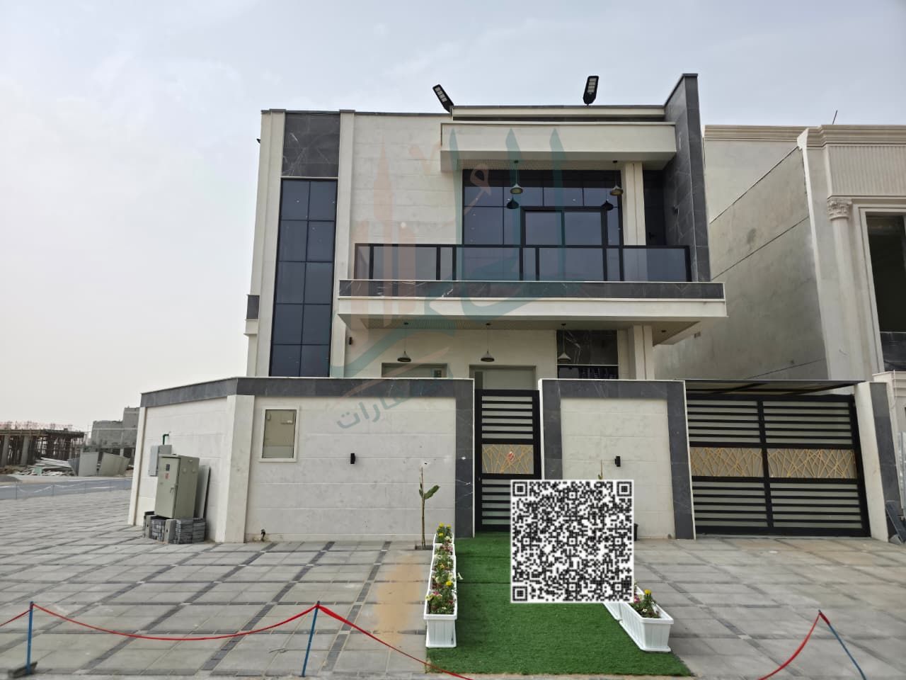 Located on a main road, this brand-new corner villa offers an excellent layout and a prime location.
