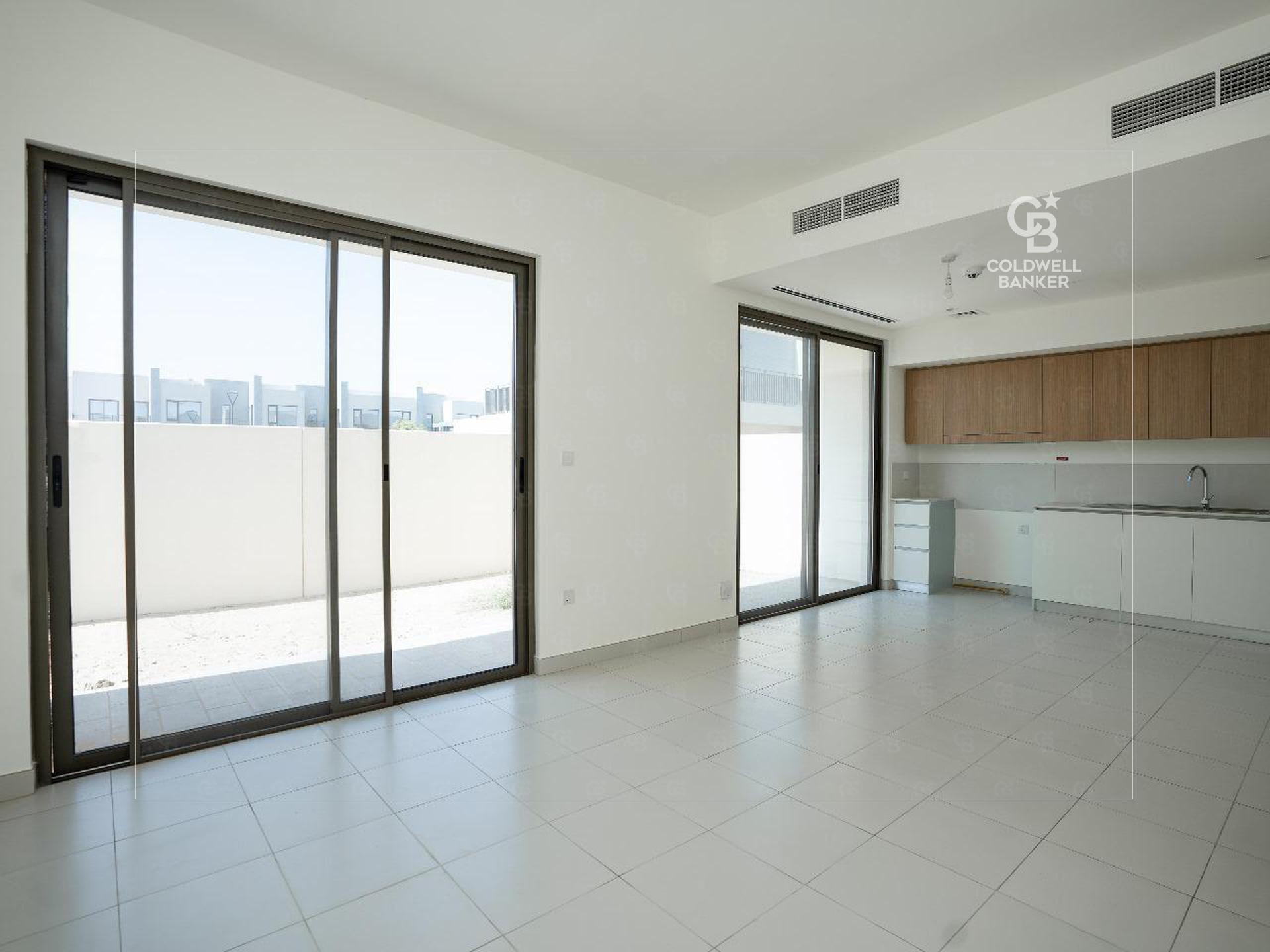 Brand New | Single Row | Pool & Community View