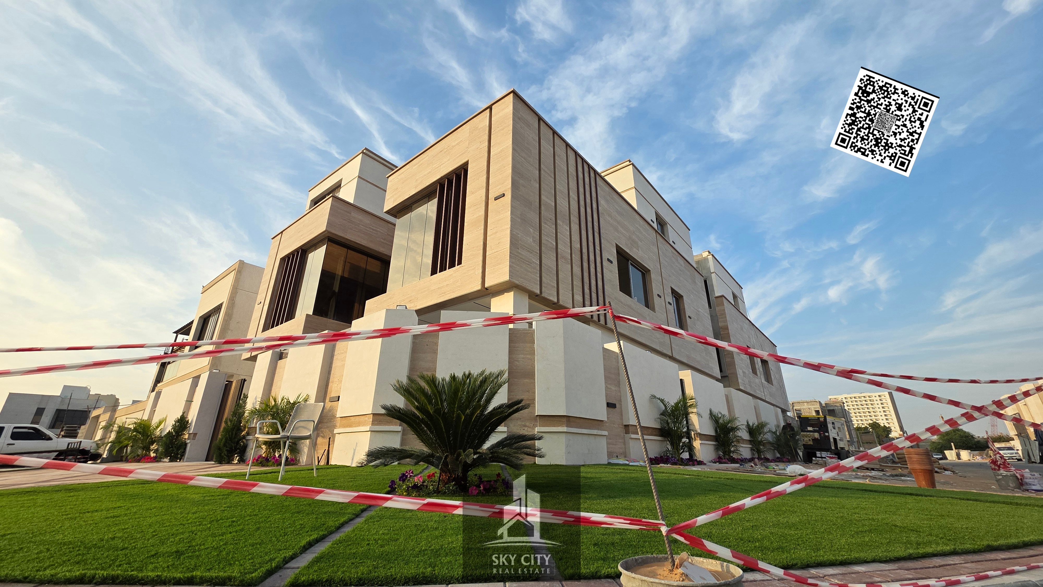 Corner villa with private pool and internal elevator, featuring the largest number of master bedrooms.