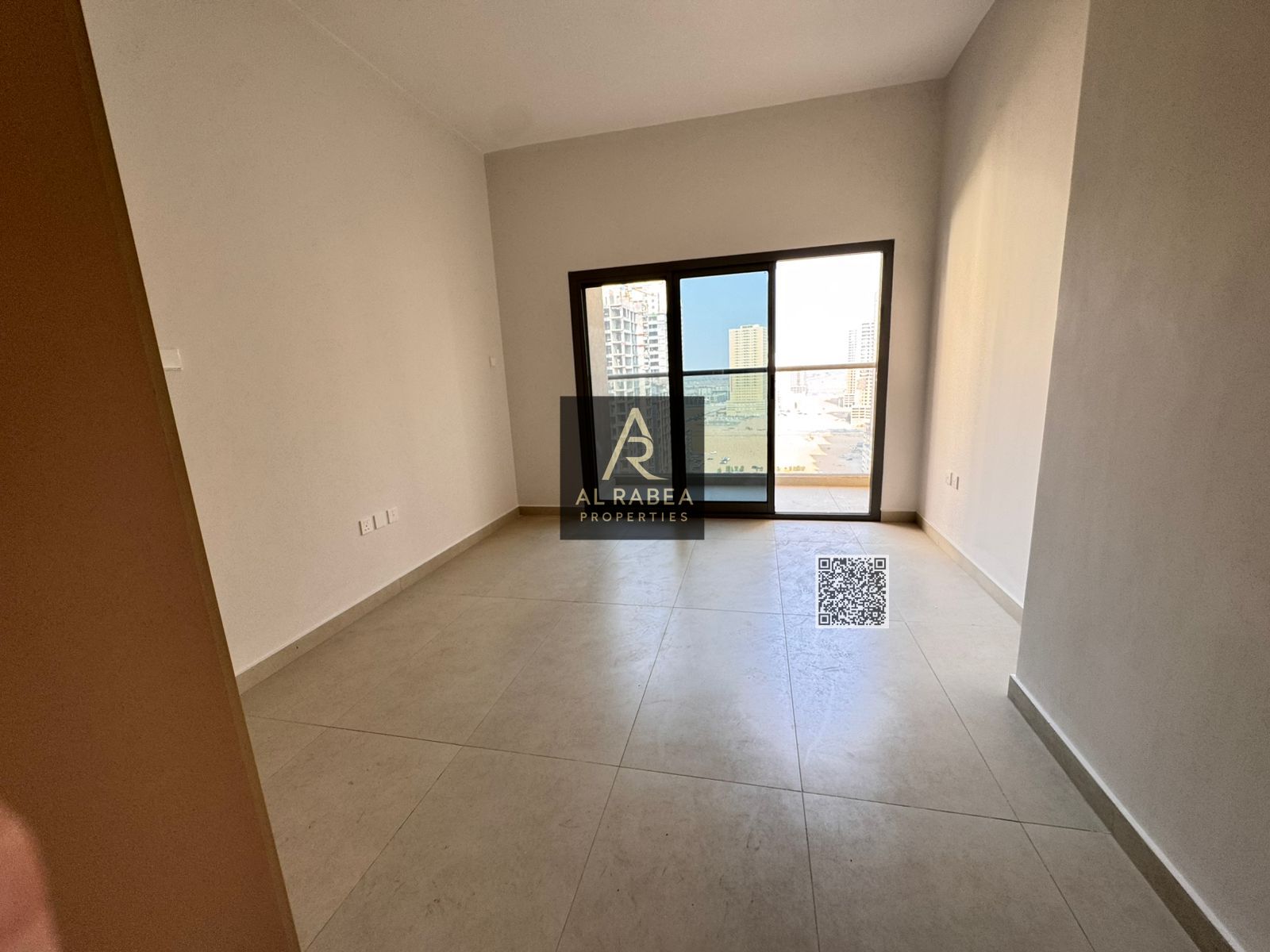Open view - Gym and swimming pool - Private parking