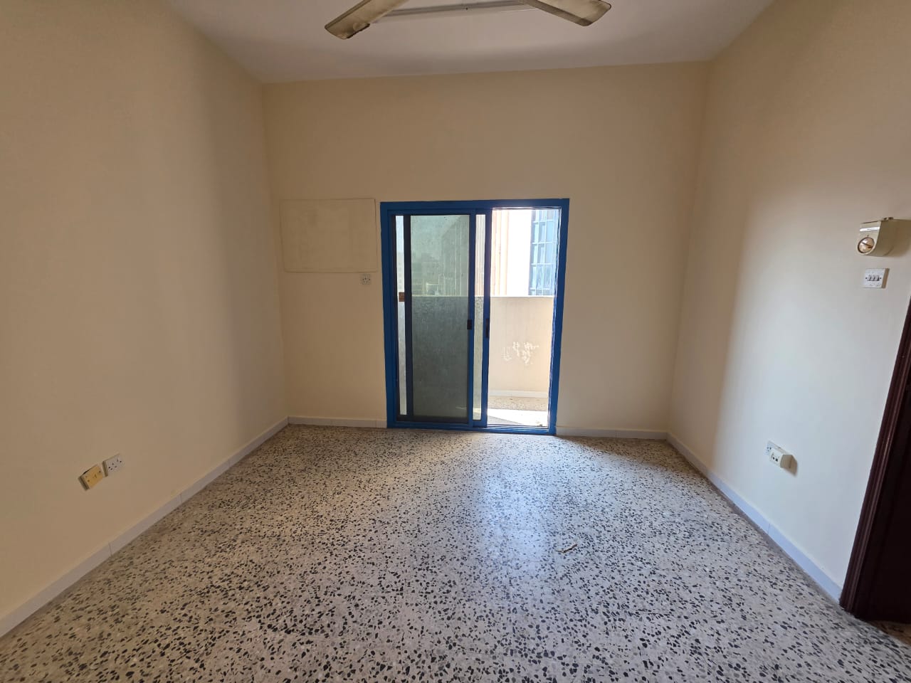 Hot offer no maintenance charges 3bhk with balcony family building rent only 35k