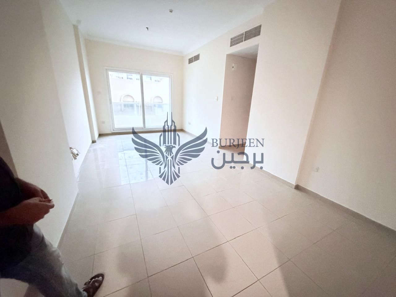 ready to move apartment 2BHK and 2 washroom with balcony central Ac central gas 38k