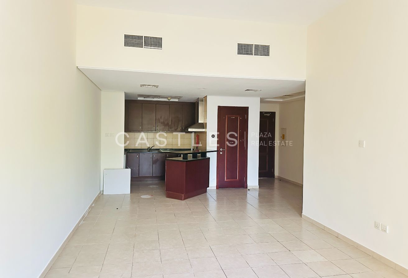 Spacious ! U type 1B/R ! Med Cluster