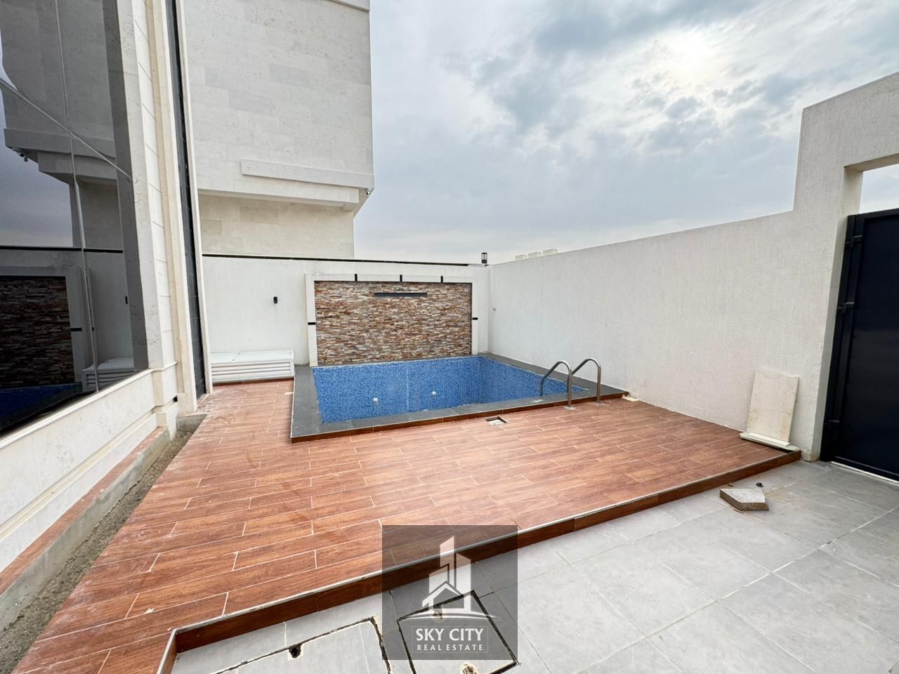 For sale: Luxurious villa with a modern design, freehold ownership and inheritance rights. Features 3 master bedrooms with a swimming pool, located ne