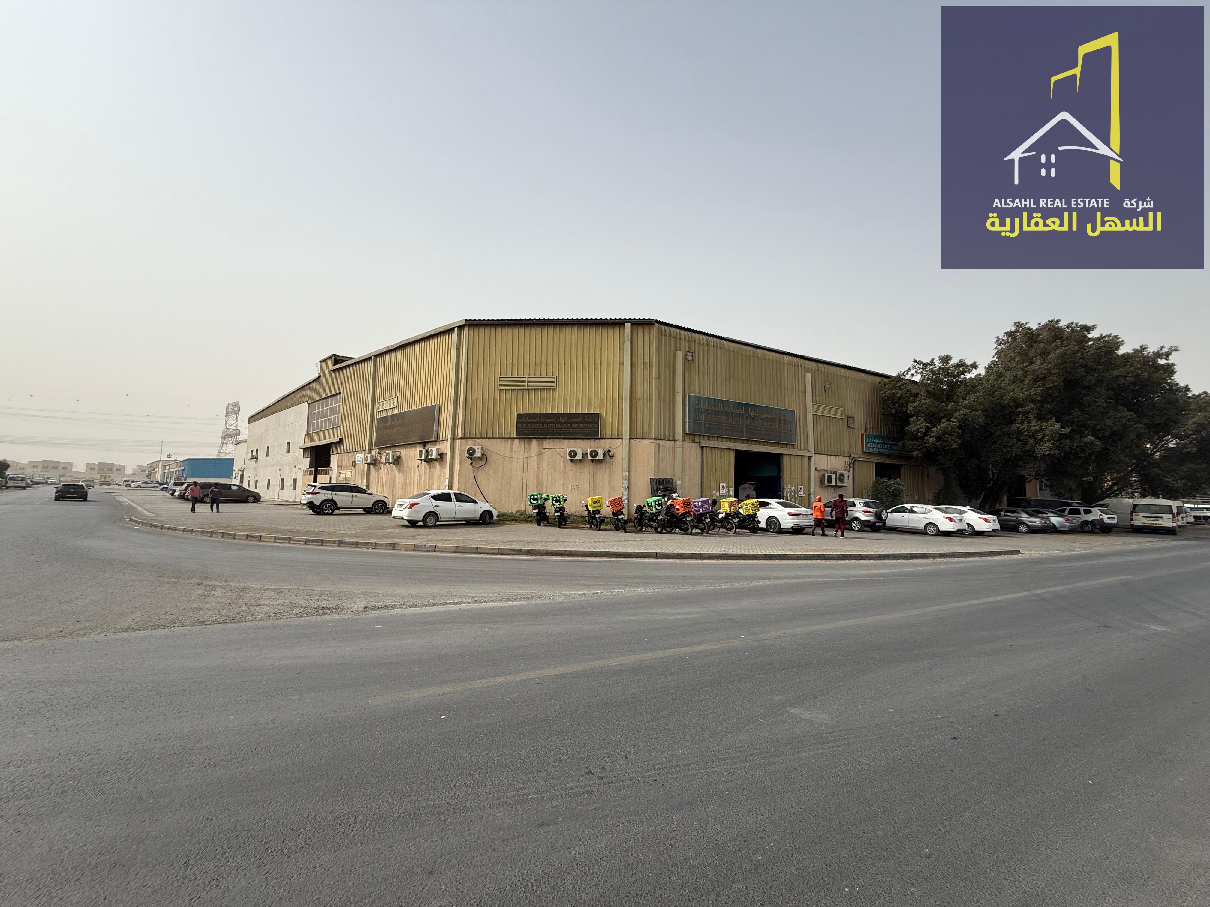 Industrial property for sale consisting of corner units on two streets with a 10% return. Opportunity.