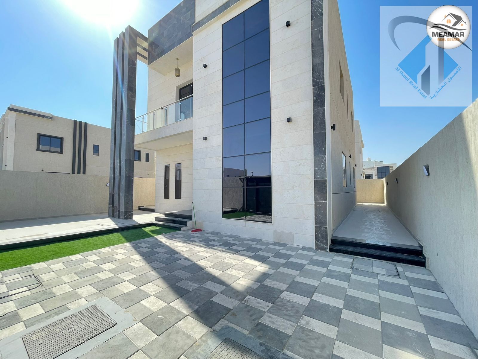 New villa with a modern design, excellent location, large yard and spacious outdoor area. A great deal, including registration and ownership fees.