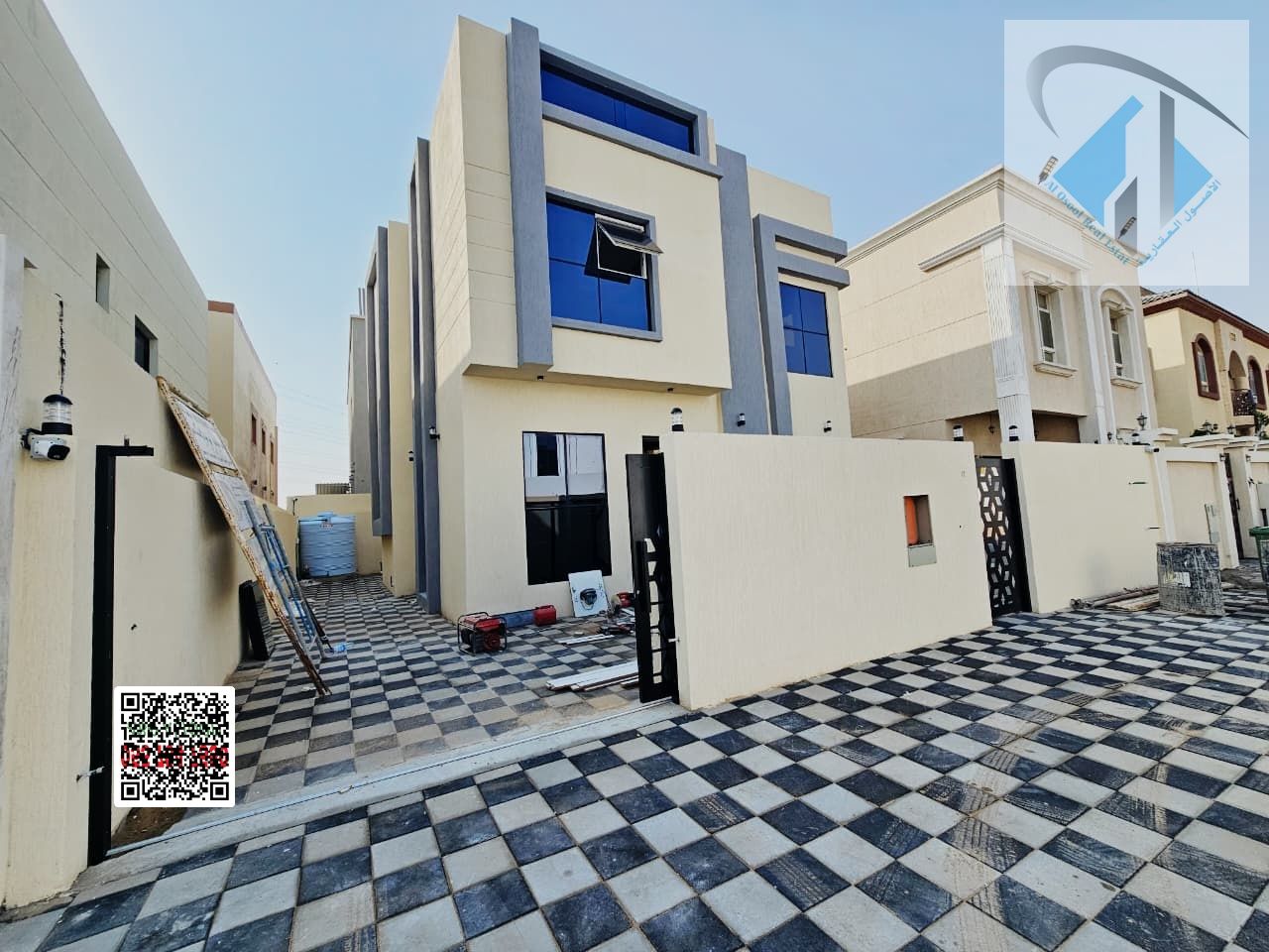 Seize this opportunity now! Villa directly opposite the mosque, with a large yard, at a special price (negotiable). Excellent location, freehold owner