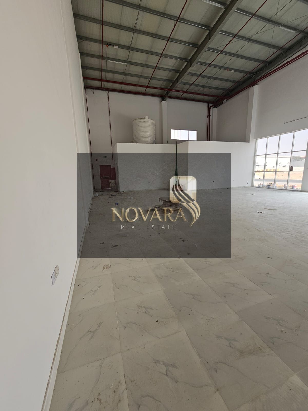Showroom for annual rent in Umm Al Quwain - Umm Al Thu'ub, with an area of 2300 sq ft and 23 kW of electricity, priced at 100,000 dirhams.