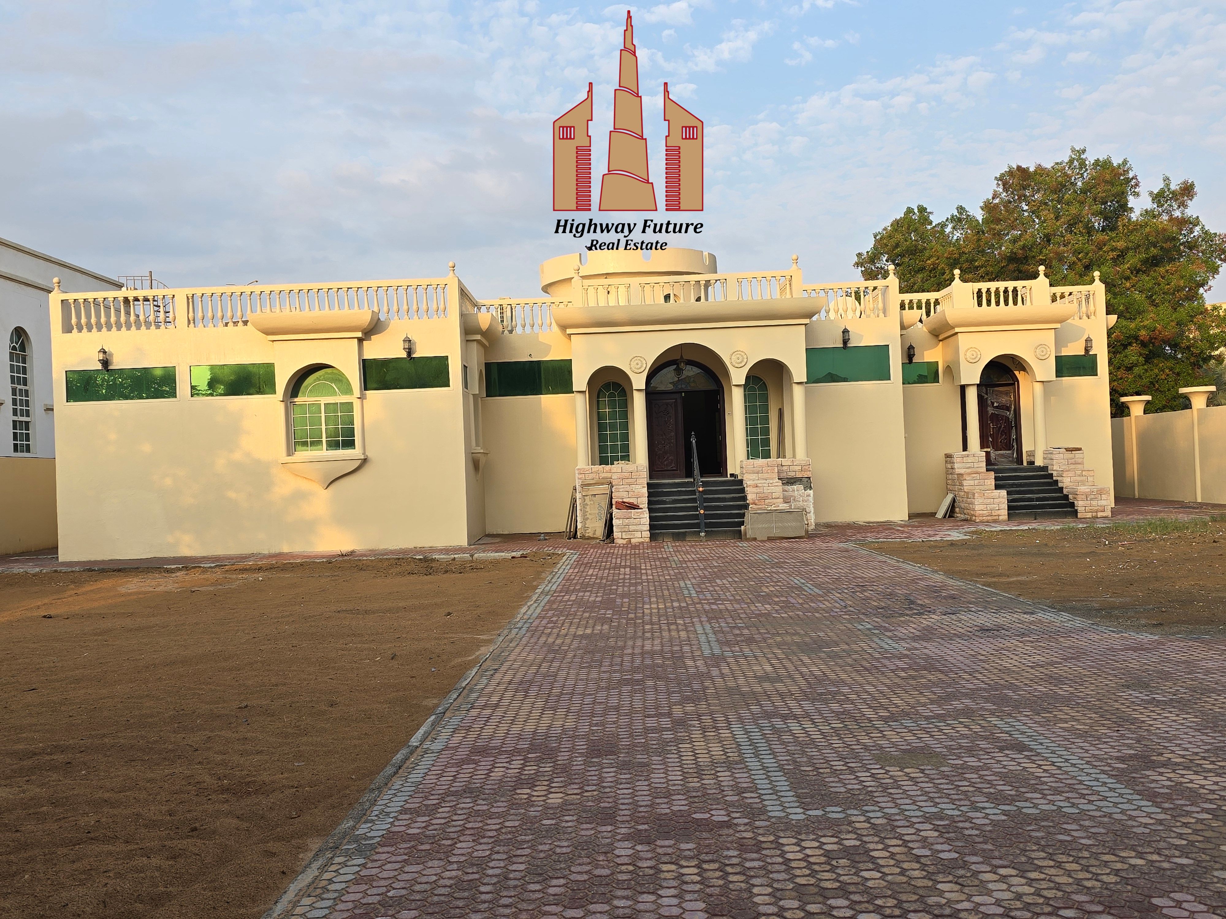 Very big yard garden parking like new 4 bedroom villa hall Majlis Maid room separate kitchen 140k