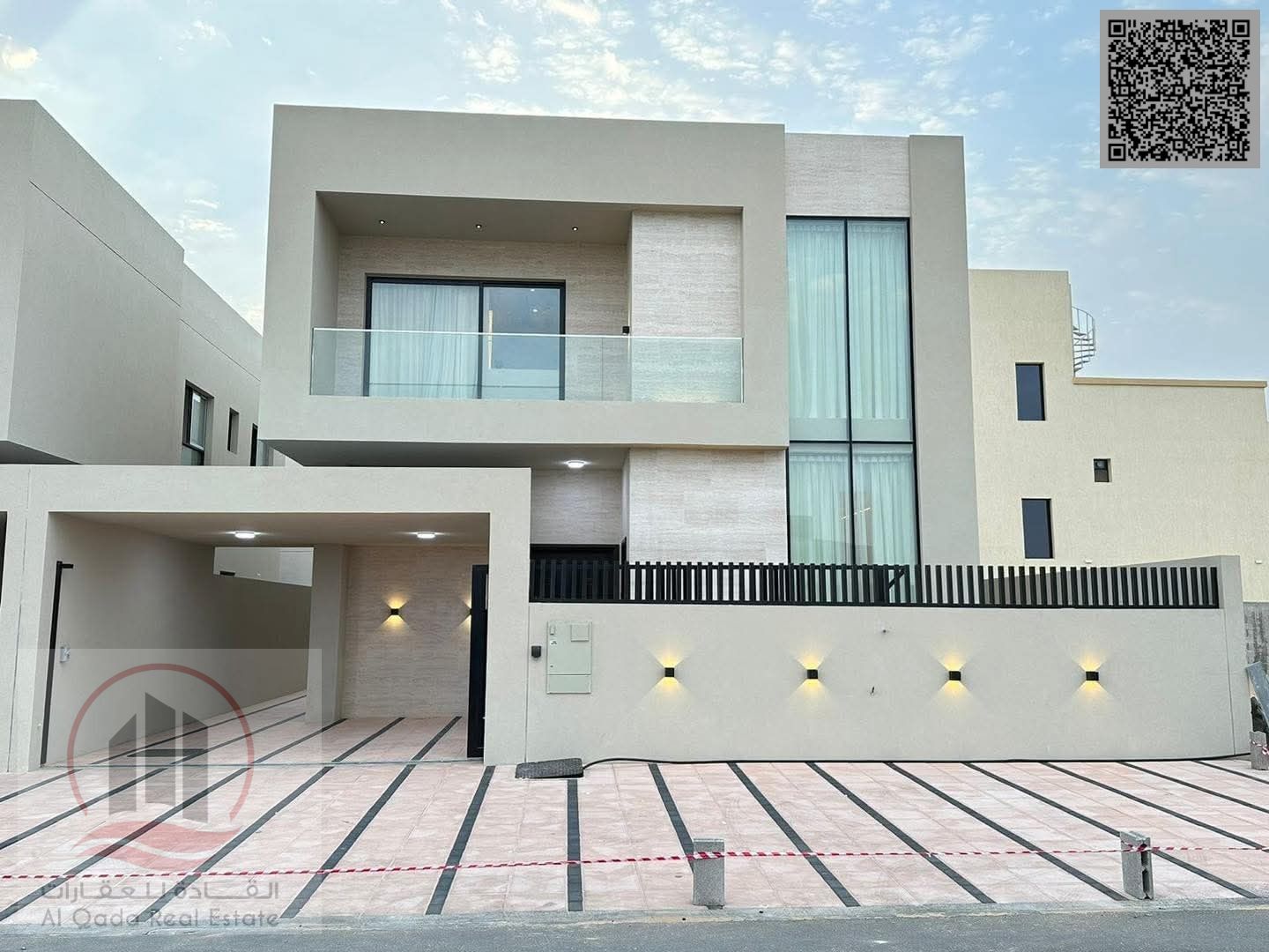 Villa for sale in Ajman, Al Helio area. 5 master bedrooms, majlis, living room, and maid's room (including registration and ownership fees). Freehold