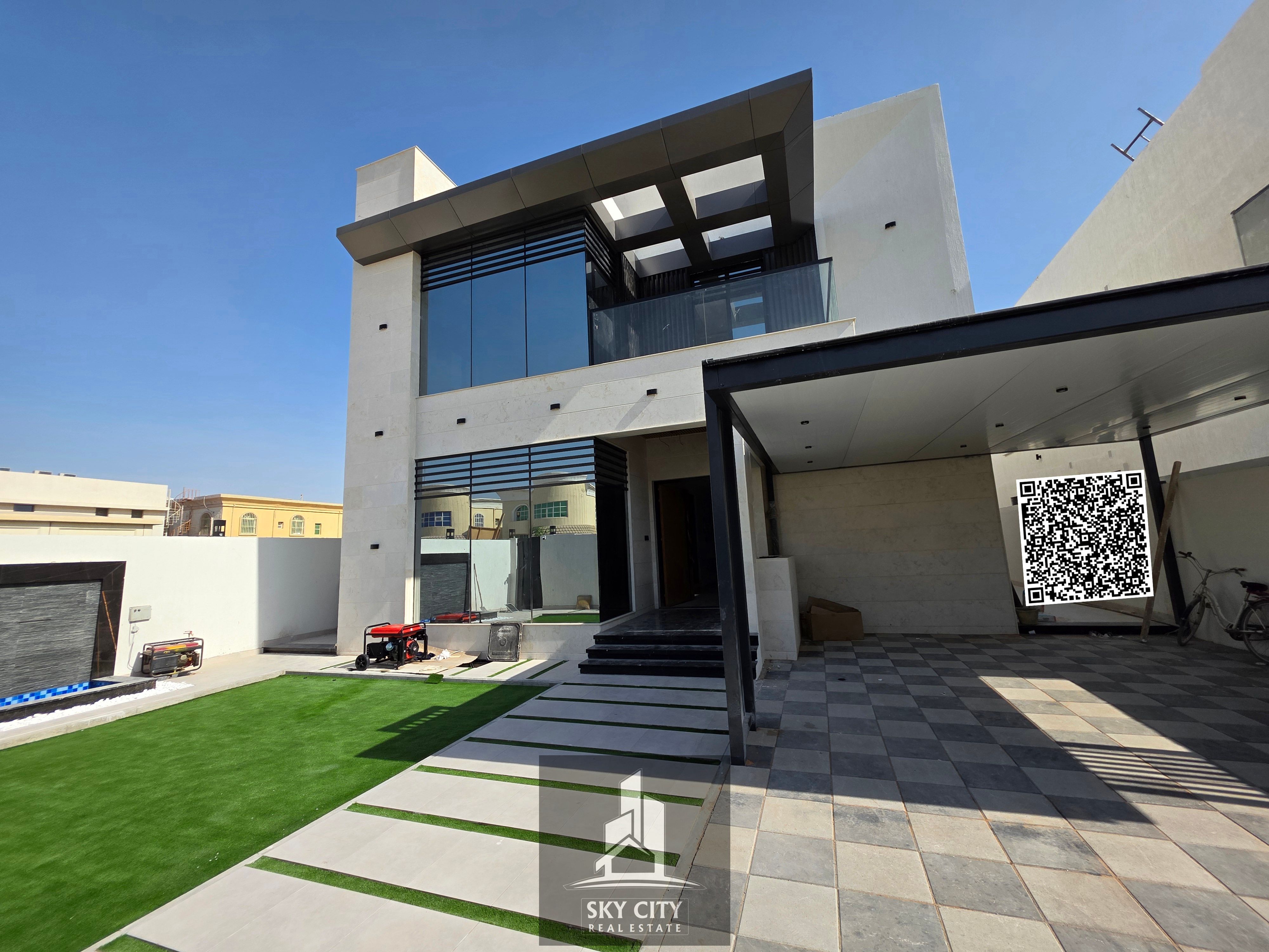 Very large area, distinctive design, super deluxe finish and full service area