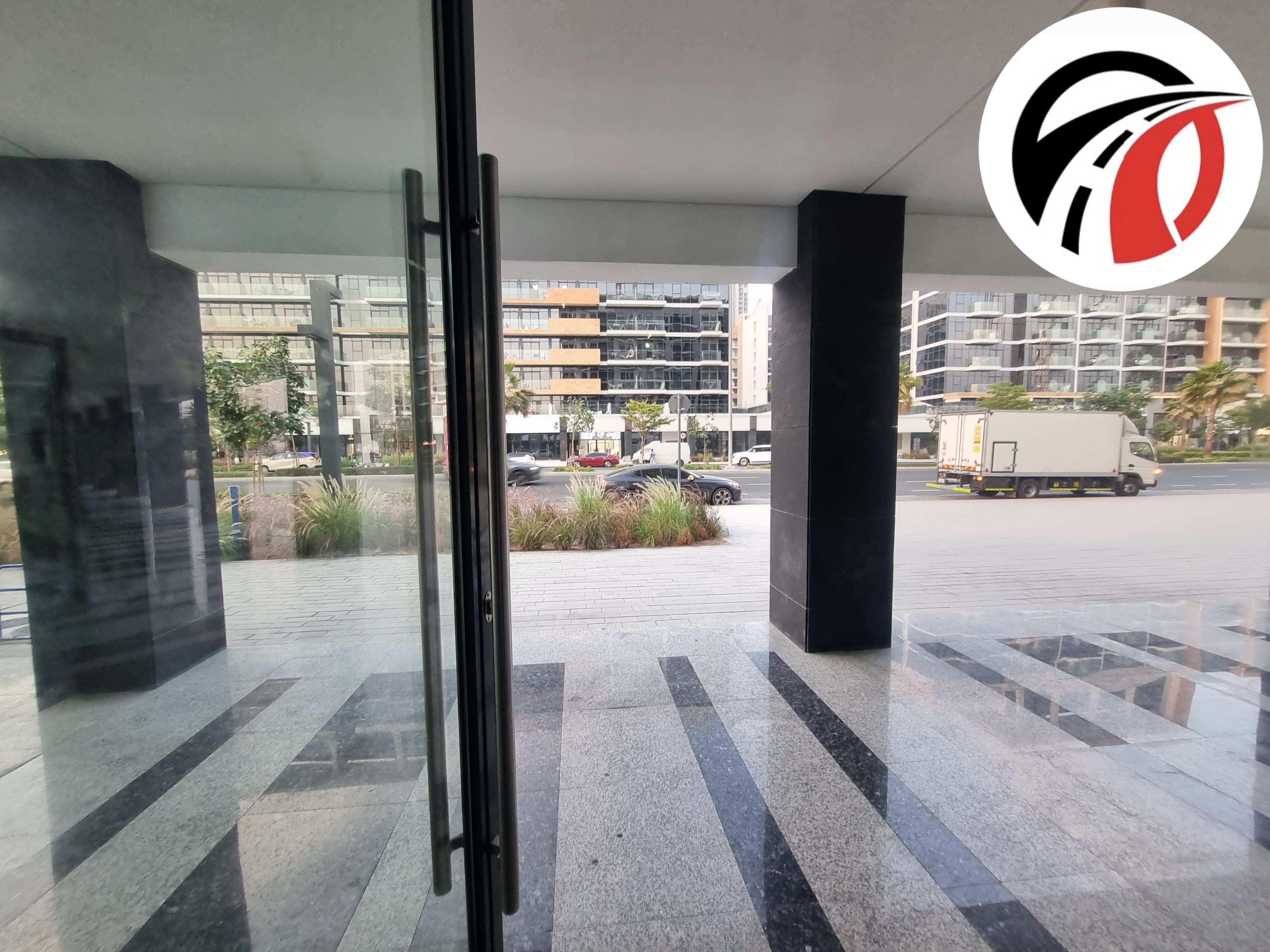Boulevard view Hot location/ best layout shop / chiller free/ 2 months free