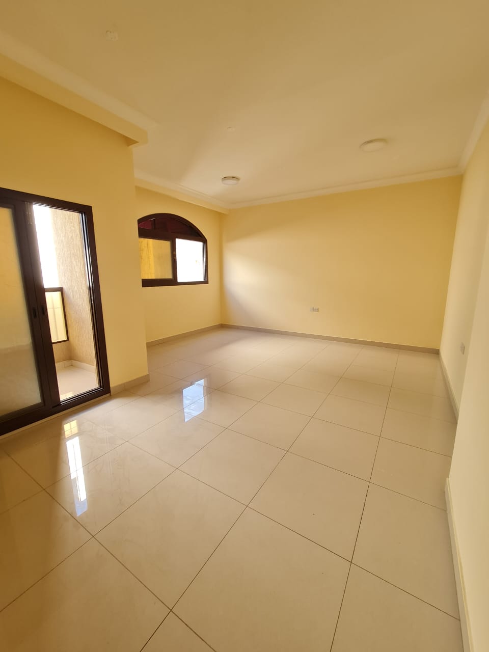 The apartment has 2 bedrooms, a living room, balcony, and built-in cabinets, second-hand, comfortable for families.