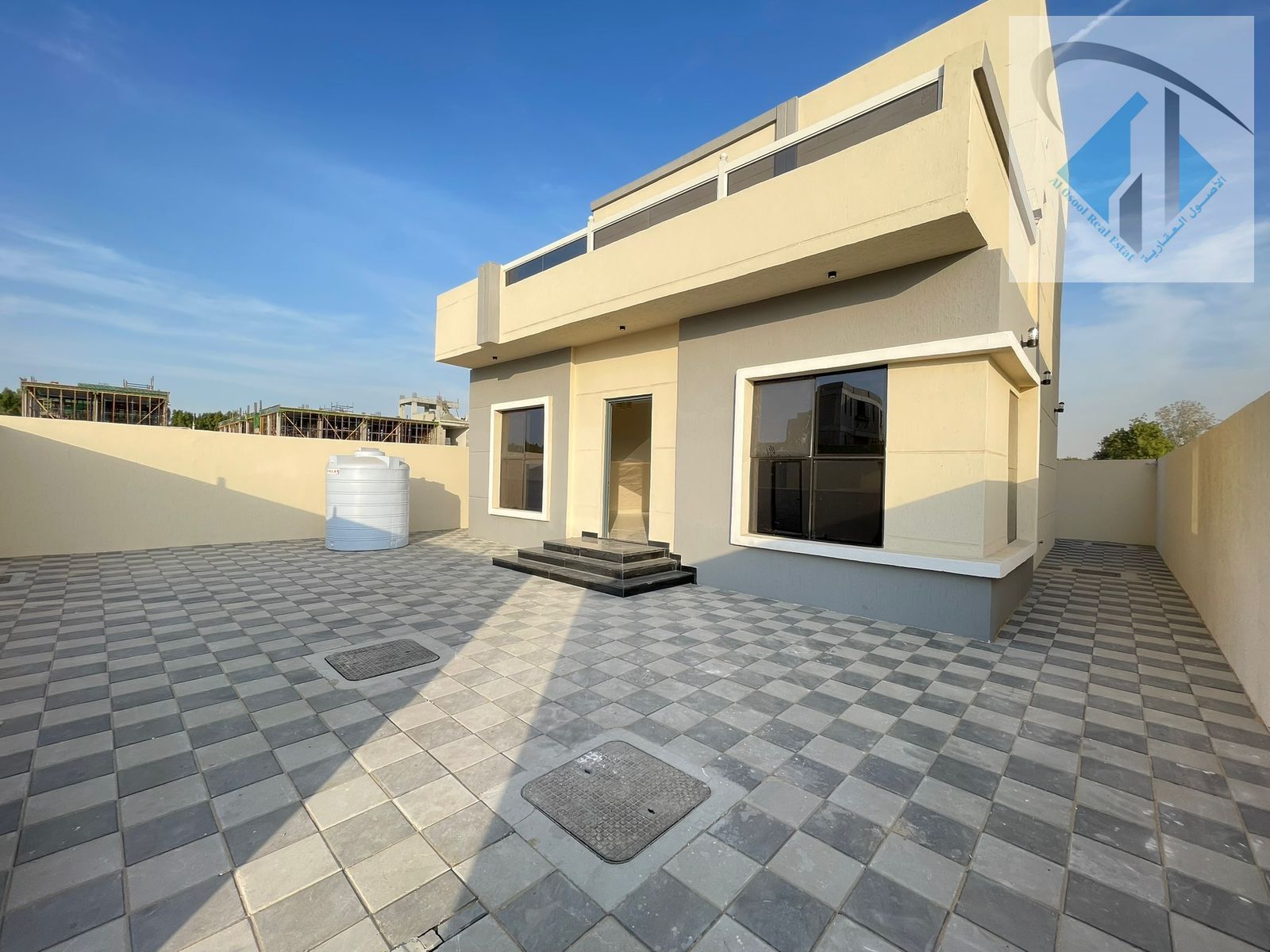 Take advantage of this opportunity now and own a property with a large yard and a prime location, all registration fees included.