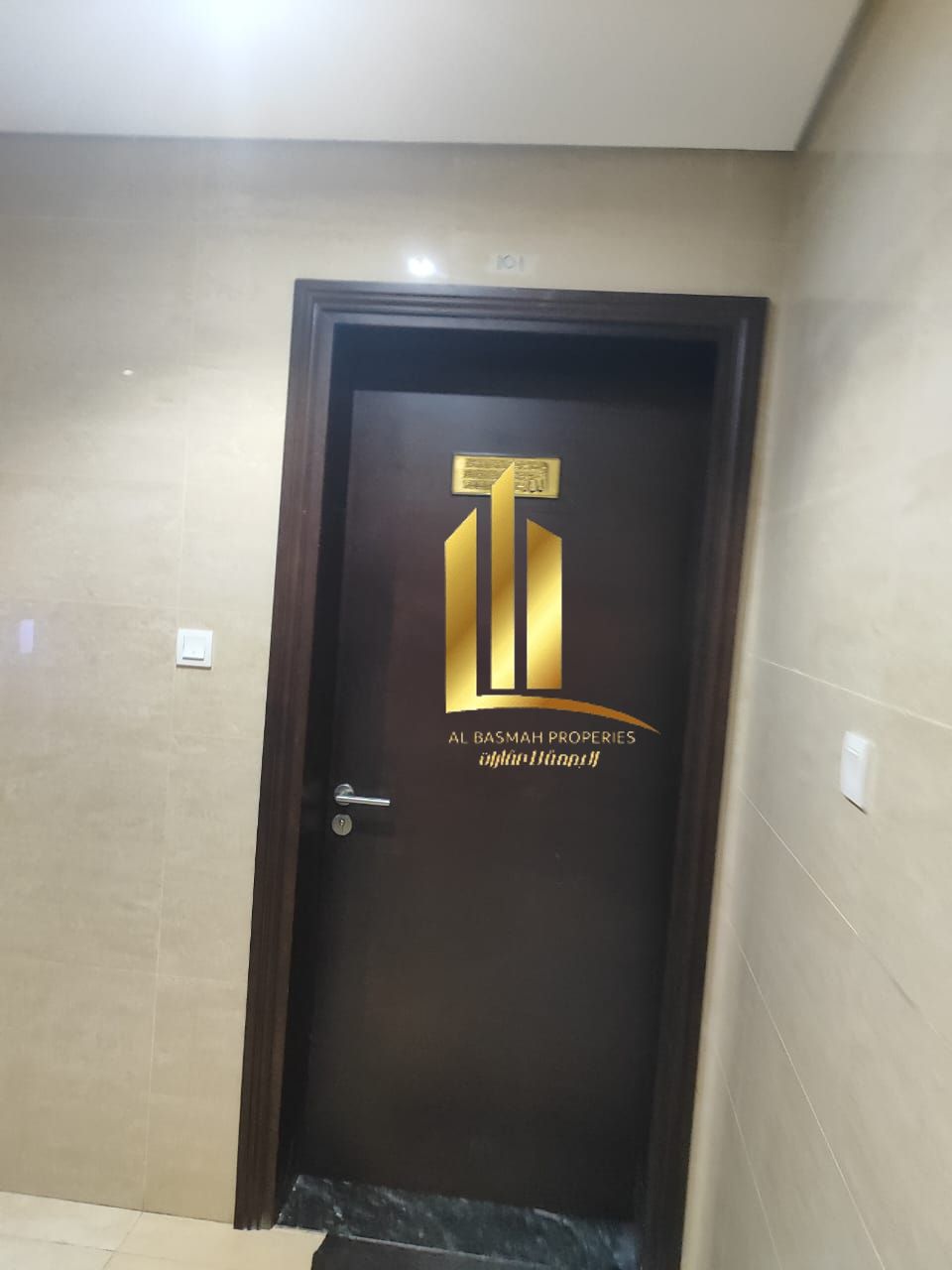 Building for sale in Sharjah, Muwaileh Commercial Area. Area: 2900 sq ft. Ground floor + 3 floors. Consists of: 9 rooms and a hall, 4 shops. Age: 2 ye