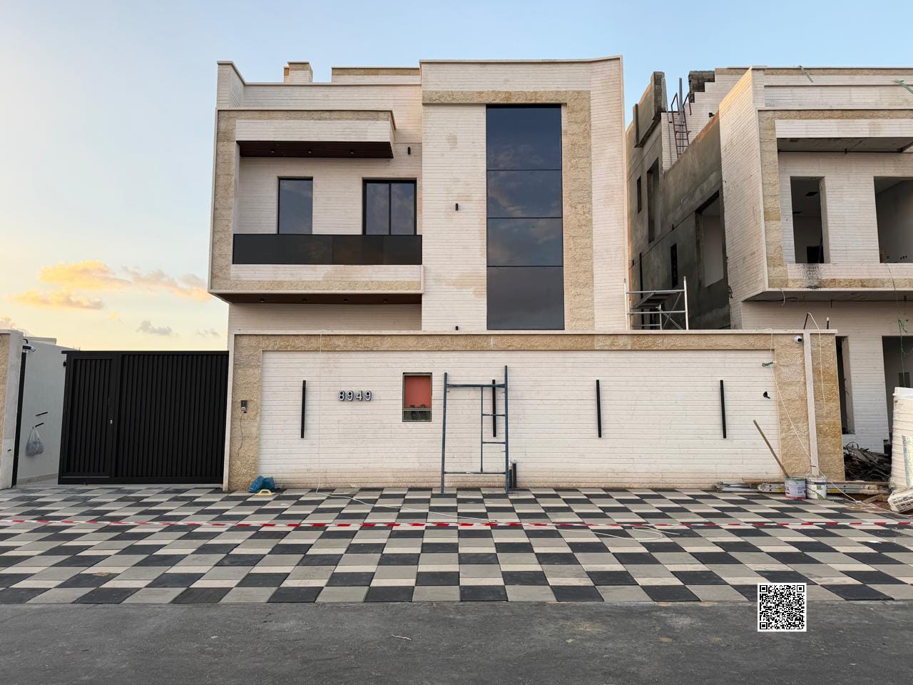 Villa for sale in Ajman, Al Helio area. 5 master bedrooms, living room, majlis, and maid's room (including registration and ownership fees). Freehold