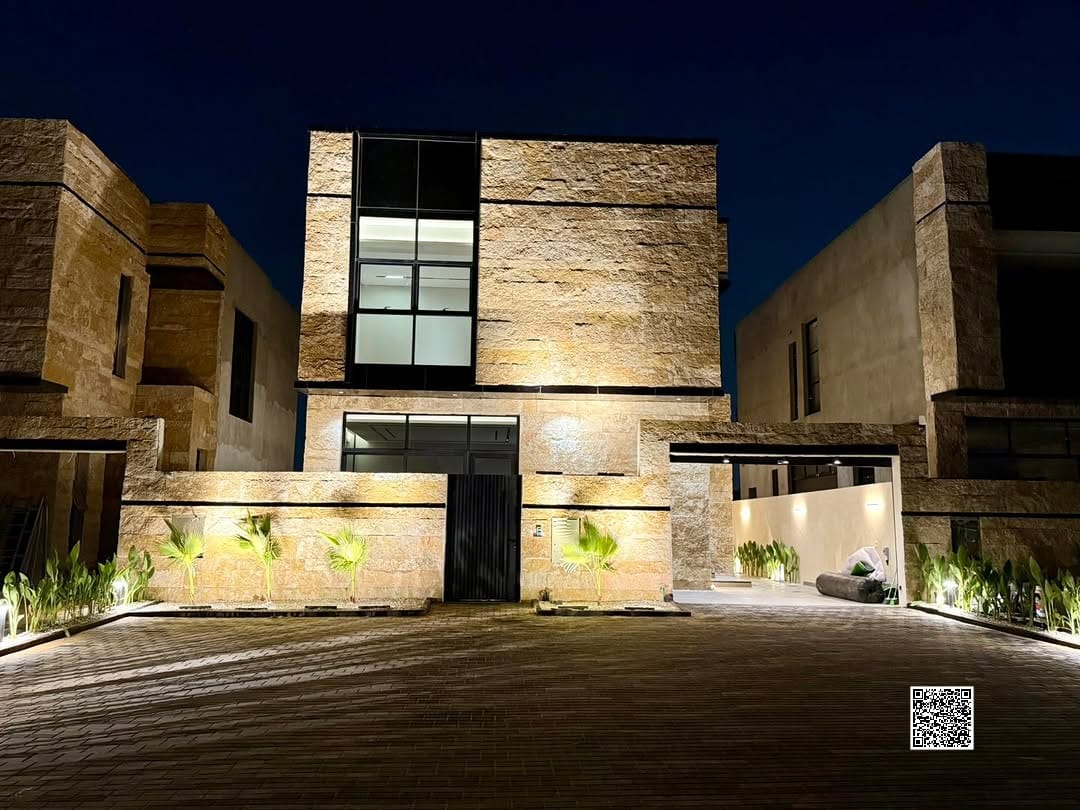 Villa for sale in Ajman, Al Zahiyah area. 5 master bedrooms, living room, majlis, and maid's room (including registration and ownership fees). Freehol