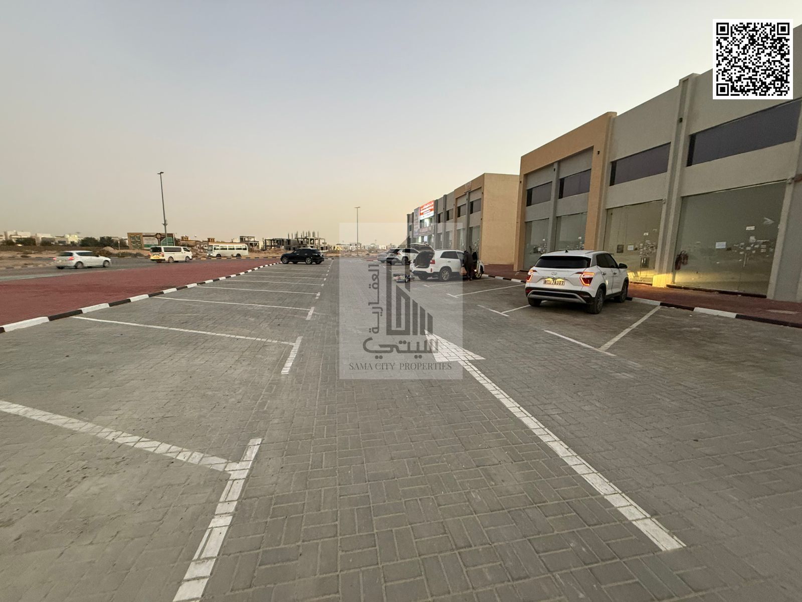 Shops for rent in a very prime location opposite a very large residential complex, with parking and services available.