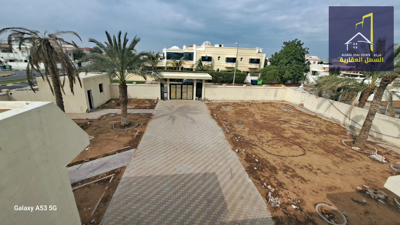 Villa for sale in Al Quoz area, corner lot on two paved streets
