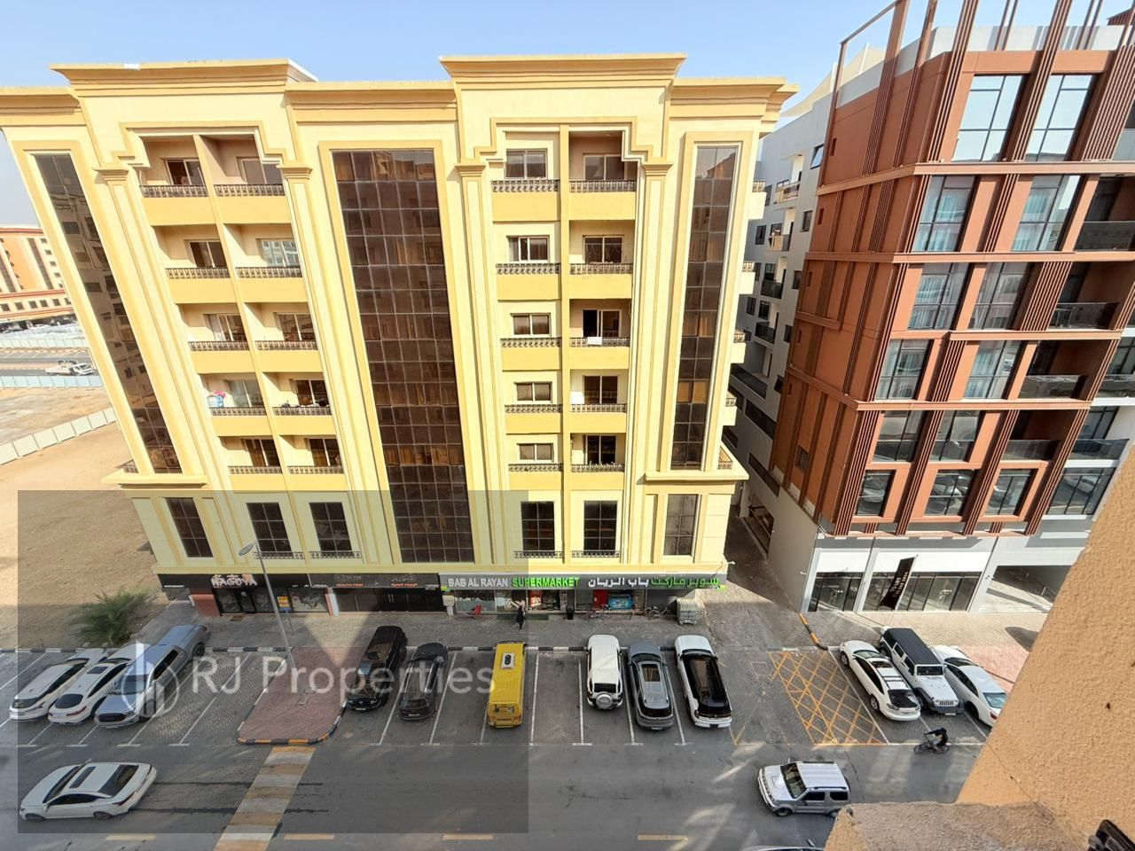 3BHK Apartment With Balcony Nice Finishing Close To Safari Mall LuLu Affordable Price