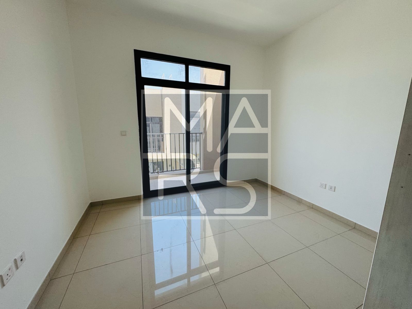**Distinctive corner villa in Nasma – No service charges**