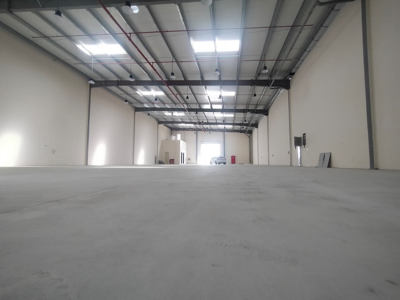 Warehouse for rent in Al Sajaa, 8,500 sq ft, with office, kitchen, and bathroom, 50 kW power. Exclusive limited offer.