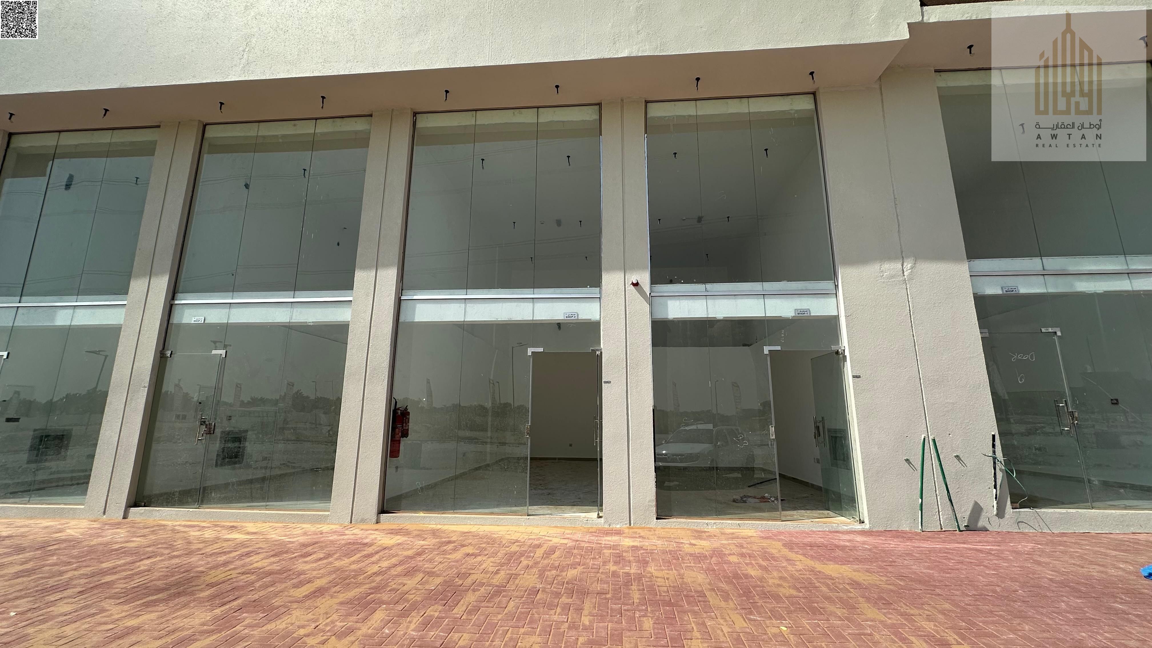 A golden investment opportunity in a prime and sought-after location ! For sale: a commercial shop located directly on the main street in Al-Hali