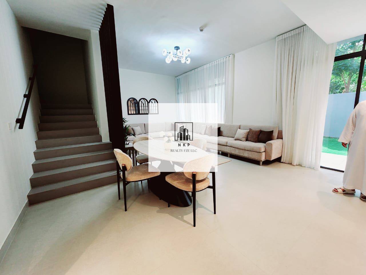 Specious luxury 4 bedroom townhouse with furnished for rent