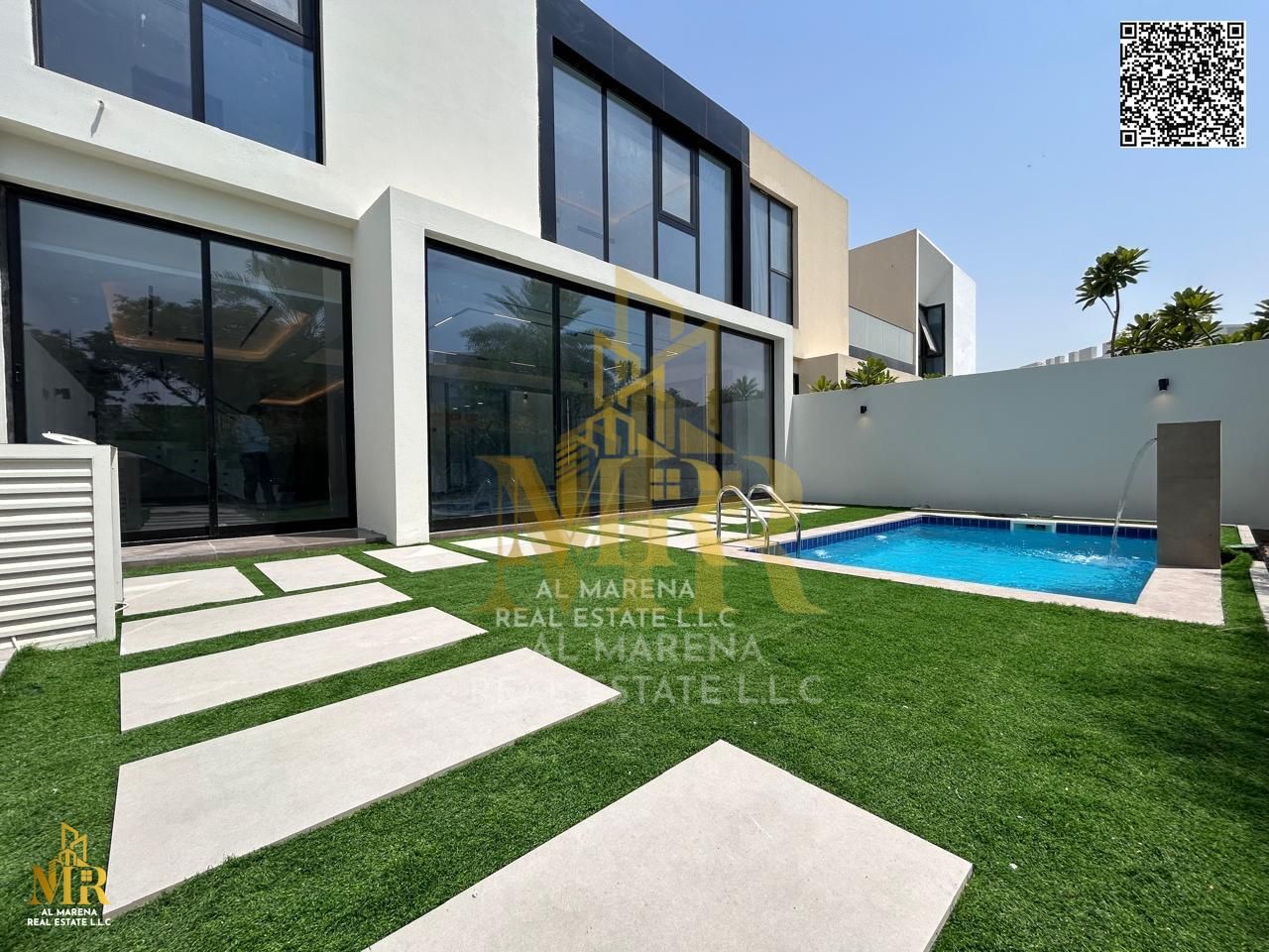 Villa with super modern finishes, private pool and garden, 4 master bedrooms, luxurious and comfortable design, price includes electricity, water, and