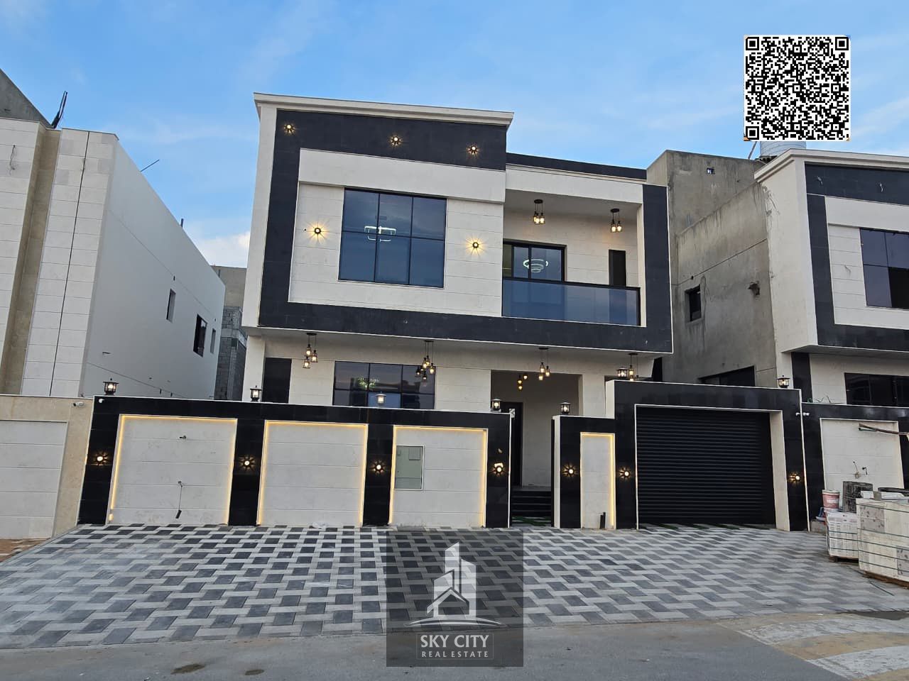 For sale: Modern villa directly opposite the mosque in the heart of Al Helio area. Freehold and inheritable. 6 master bedrooms with a yard.