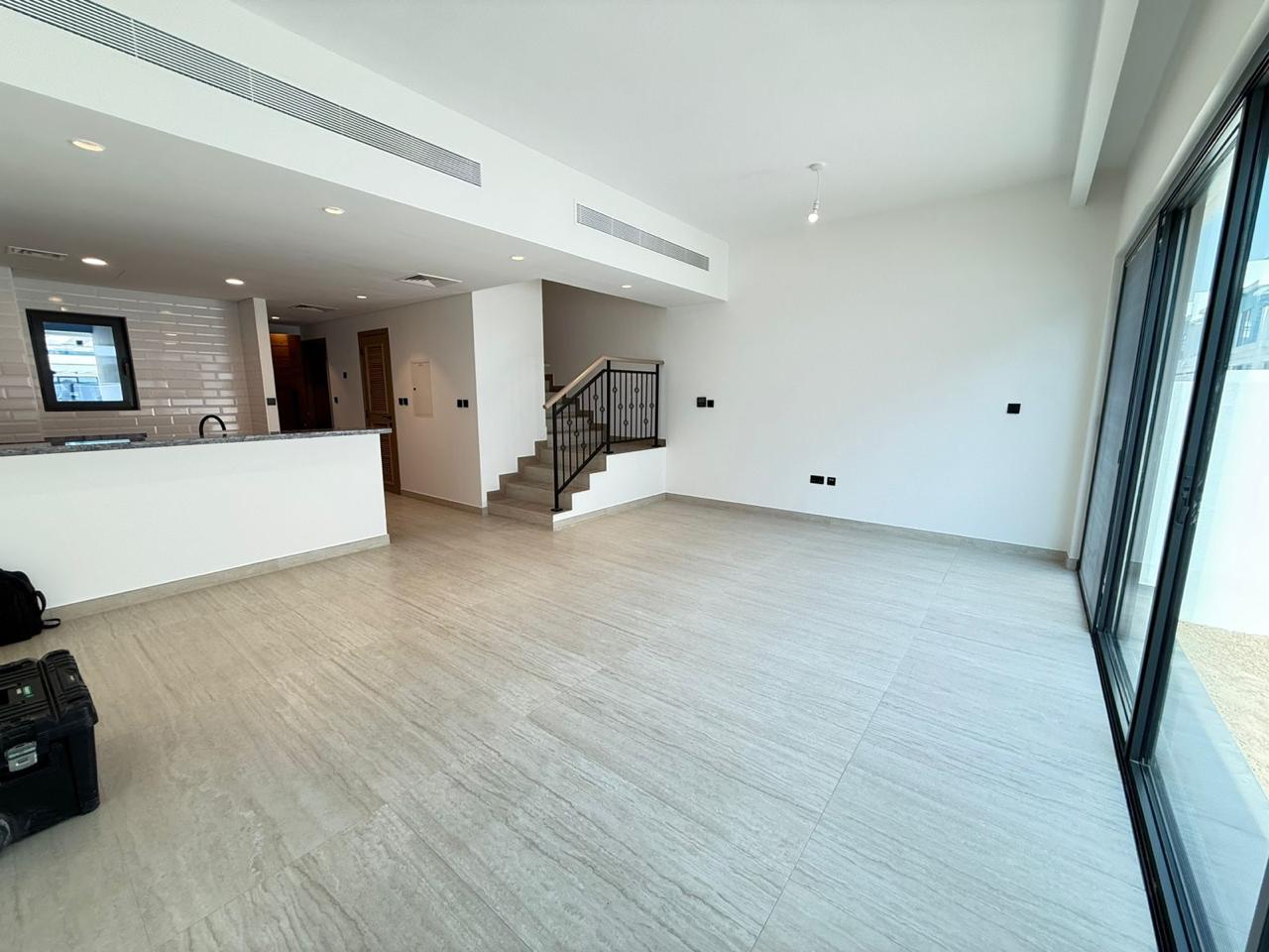 SPACIOUS | READY TO MOVE IN | MODERN LAYOUT