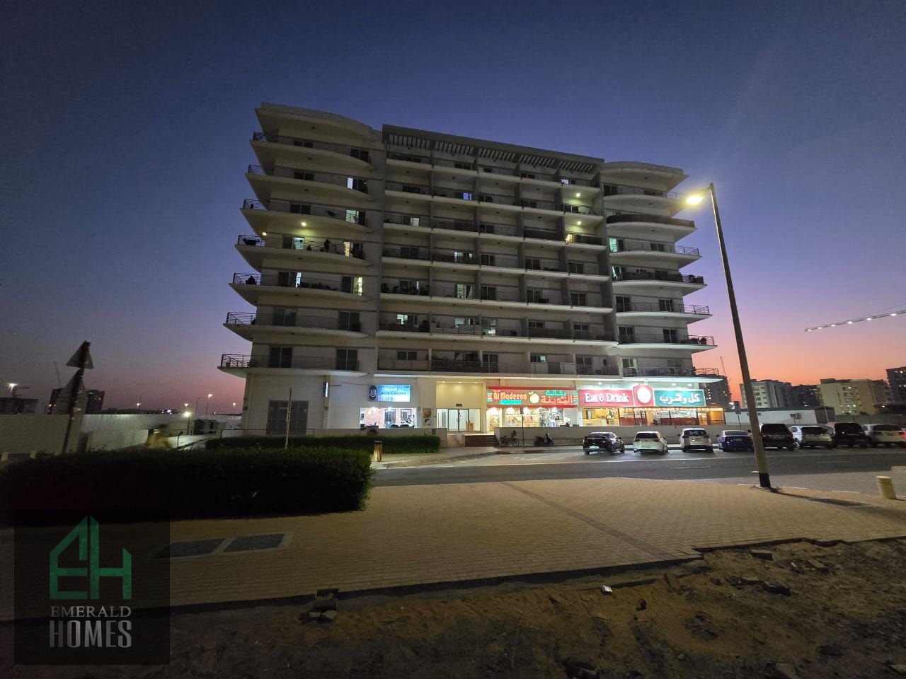 BRIGHT & SPACIOUS LAYOUT | READY TO MOVE | FURNISHED |