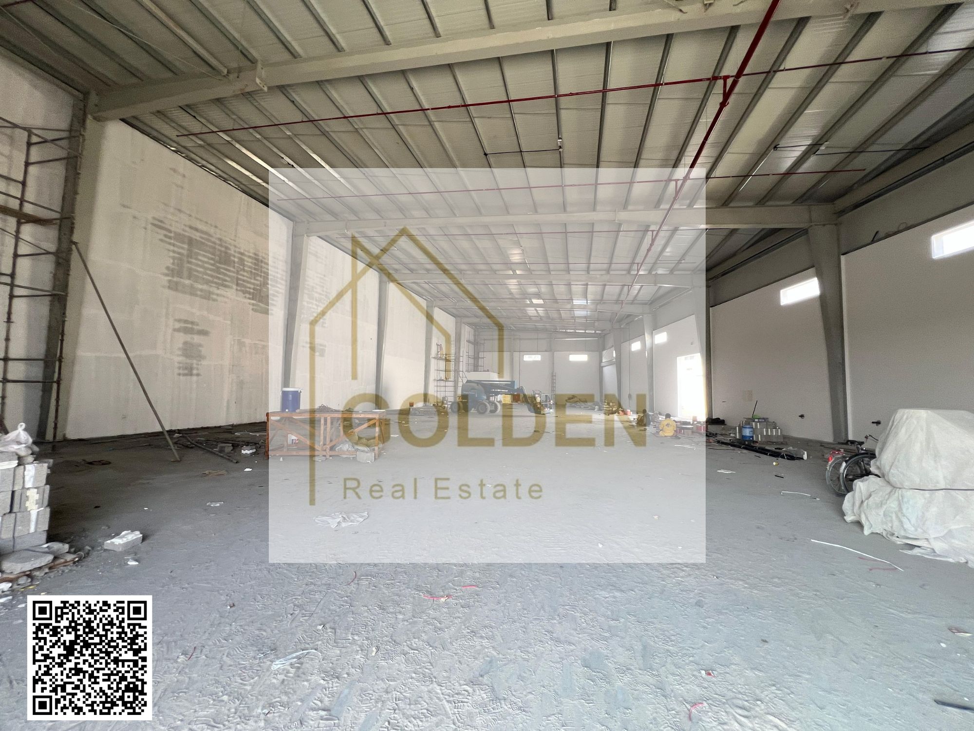 100 kW power supply with wide loading and unloading areas directly on the main road — a strong operational option ready for immediate contracting.