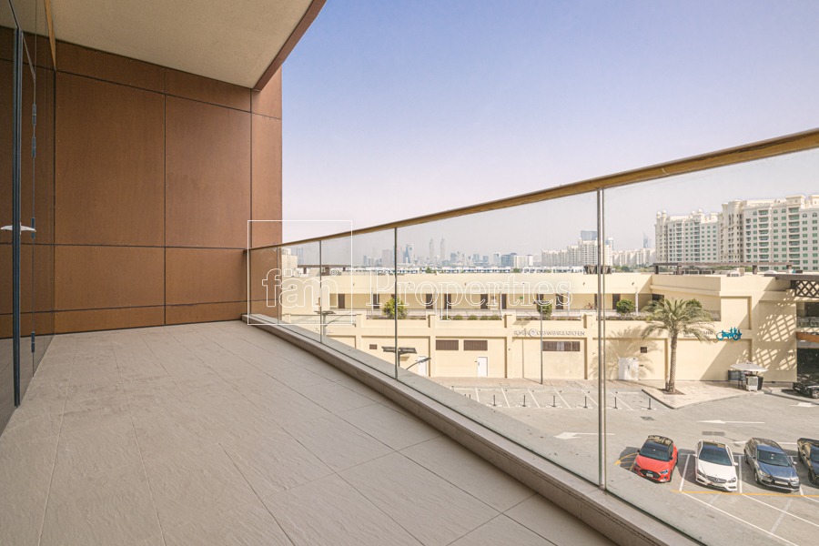 Spacious 1 Bed with Sea & Community Views