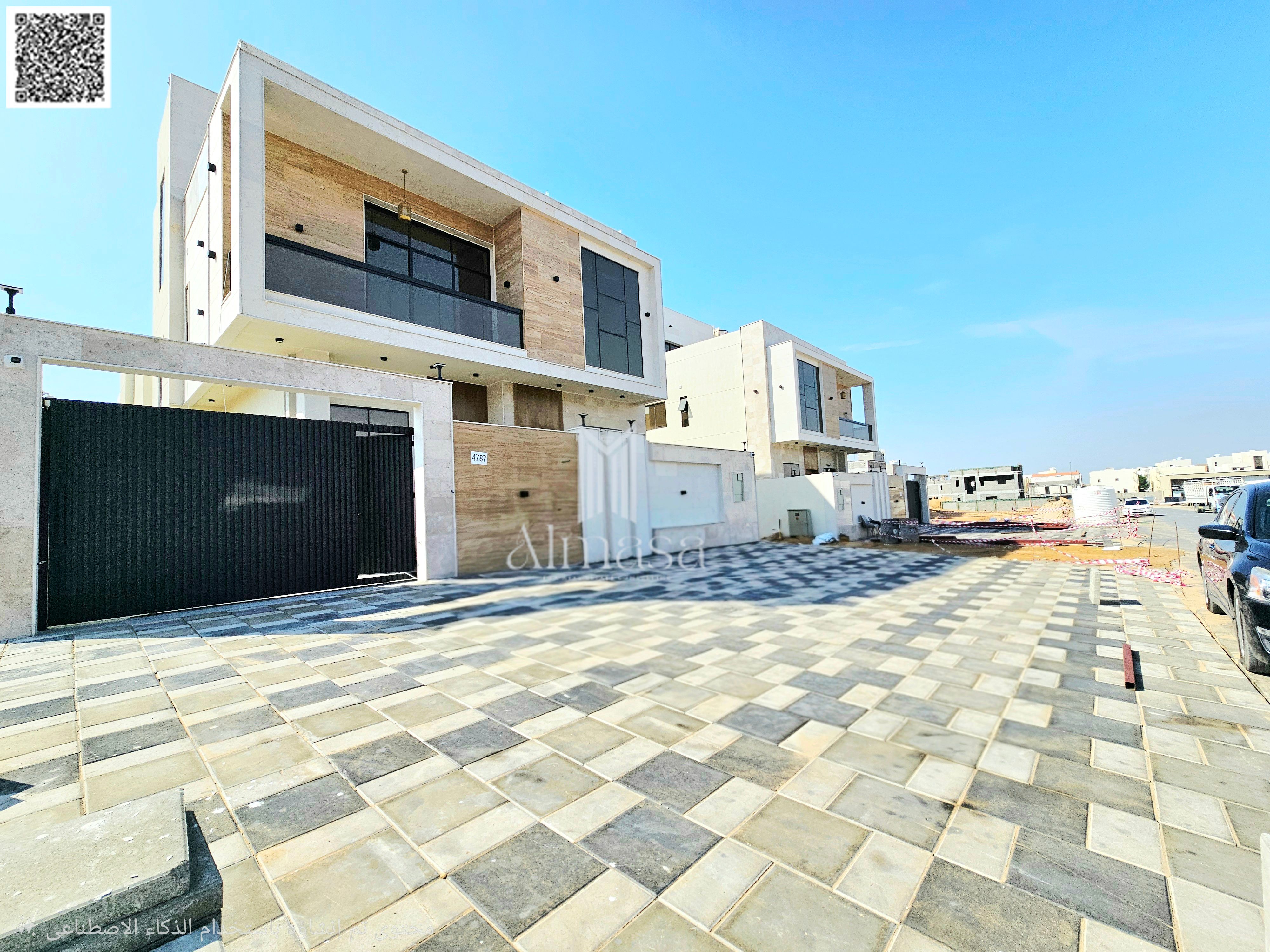 Modern villa with 7 rooms and a roof terrace on a main street, registration fees included.