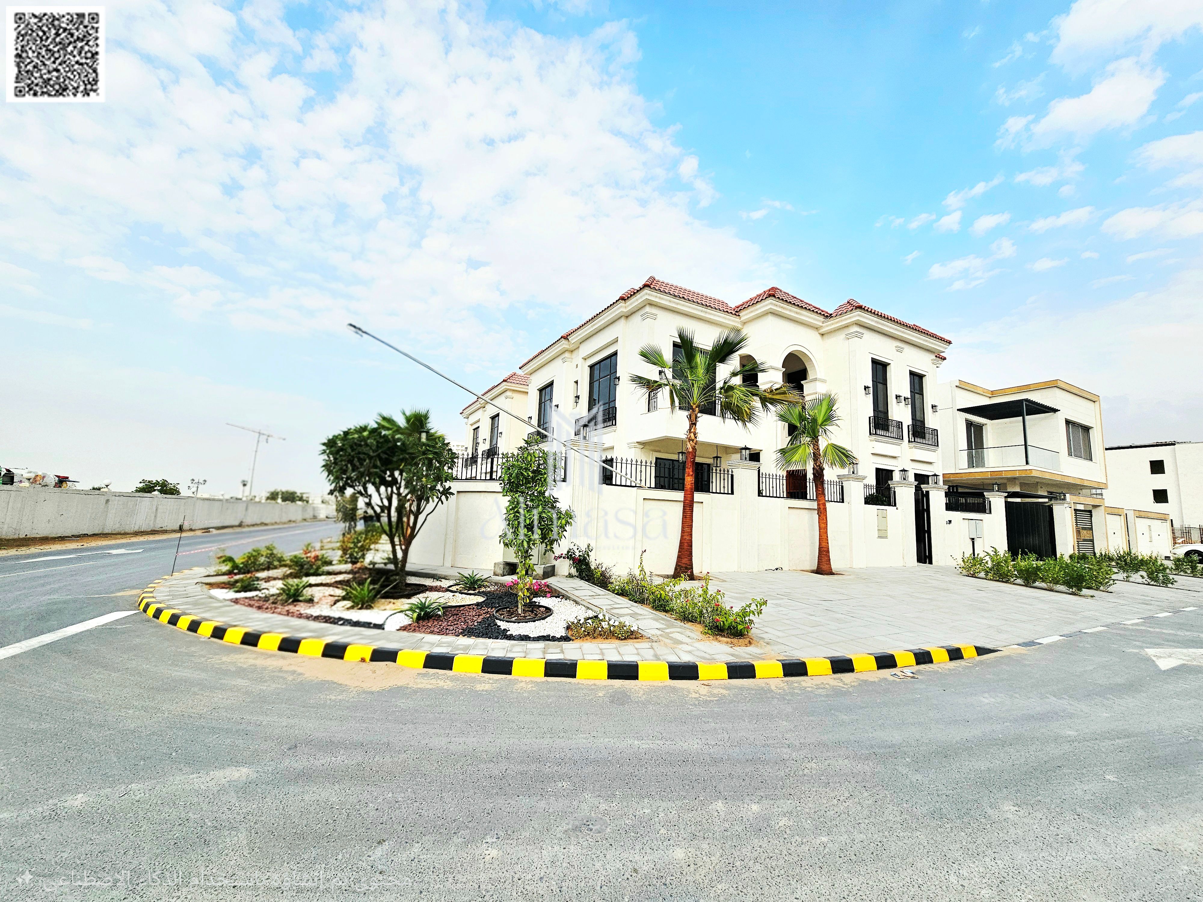 Classic villa with a swimming pool, stone facade, custom finishing, located directly behind the garden.