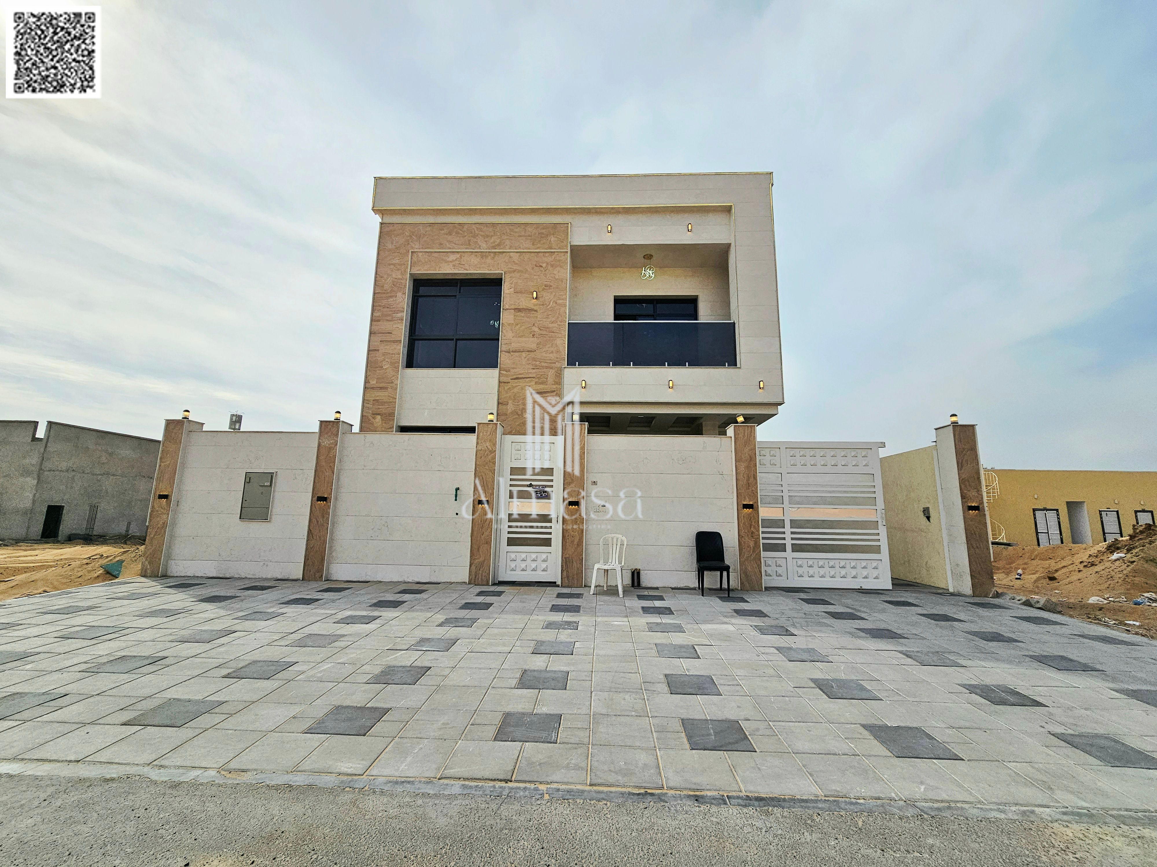 Modern family villa, 6 bedrooms with a roof terrace, freehold ownership, registration fees included.