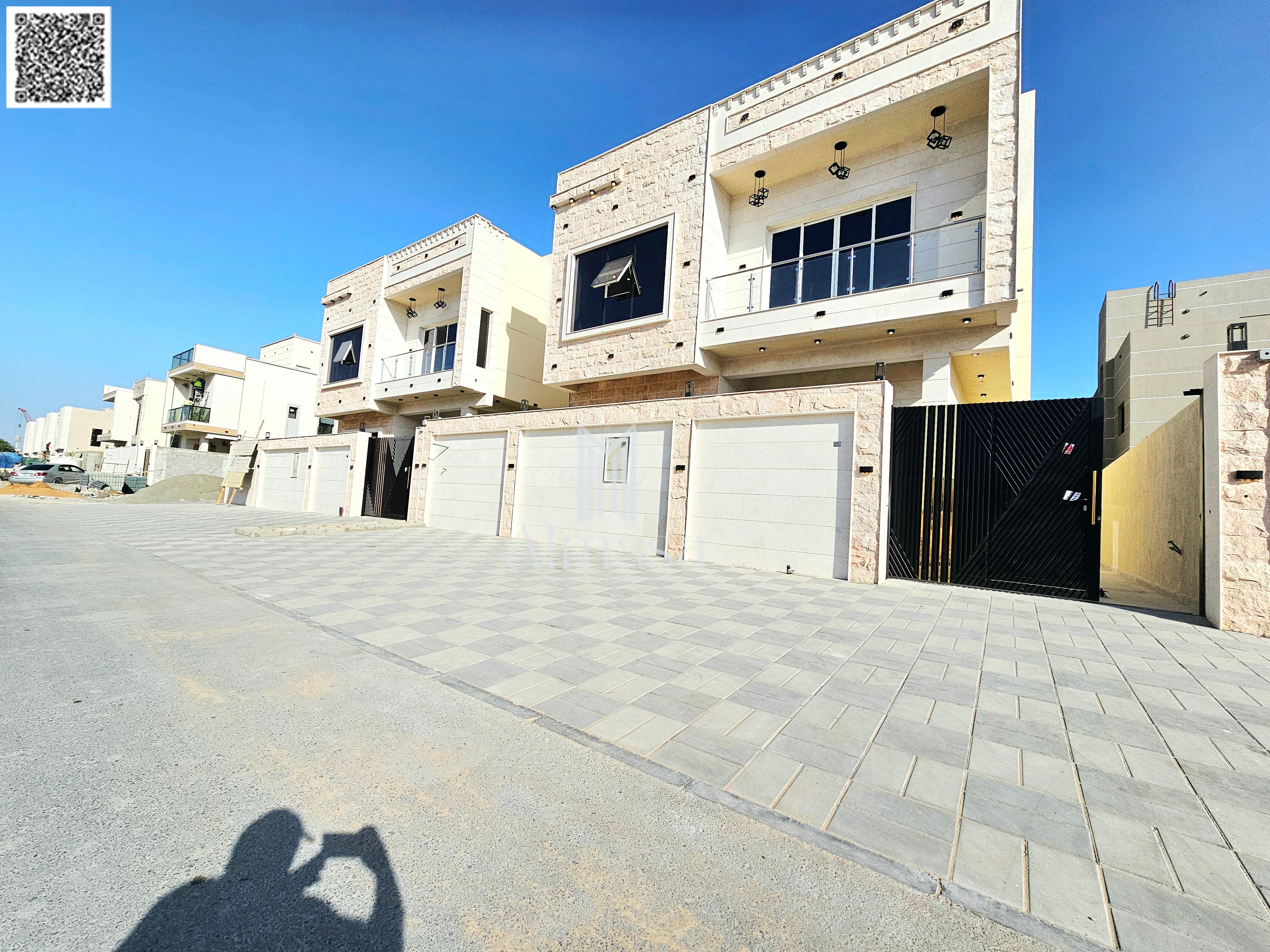 Modern villa with a stone facade, European design, 6 spacious rooms, registration fees included, located directly behind Jasmine Park.