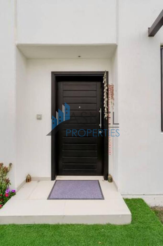 Semi Furnished 3 bedrooms + maid / Corner unit / Ready to Move