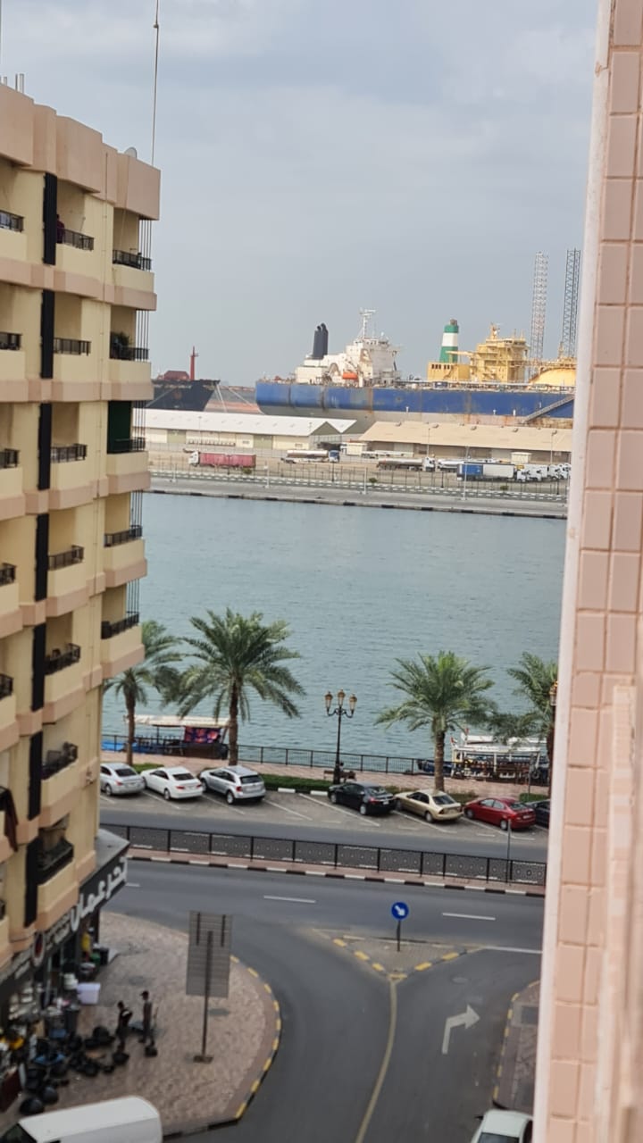One bedroom and living room in Al Shuwaheen with balcony and sea view, large spaces, quiet location, flexible payment facilities, 28,000 AED.